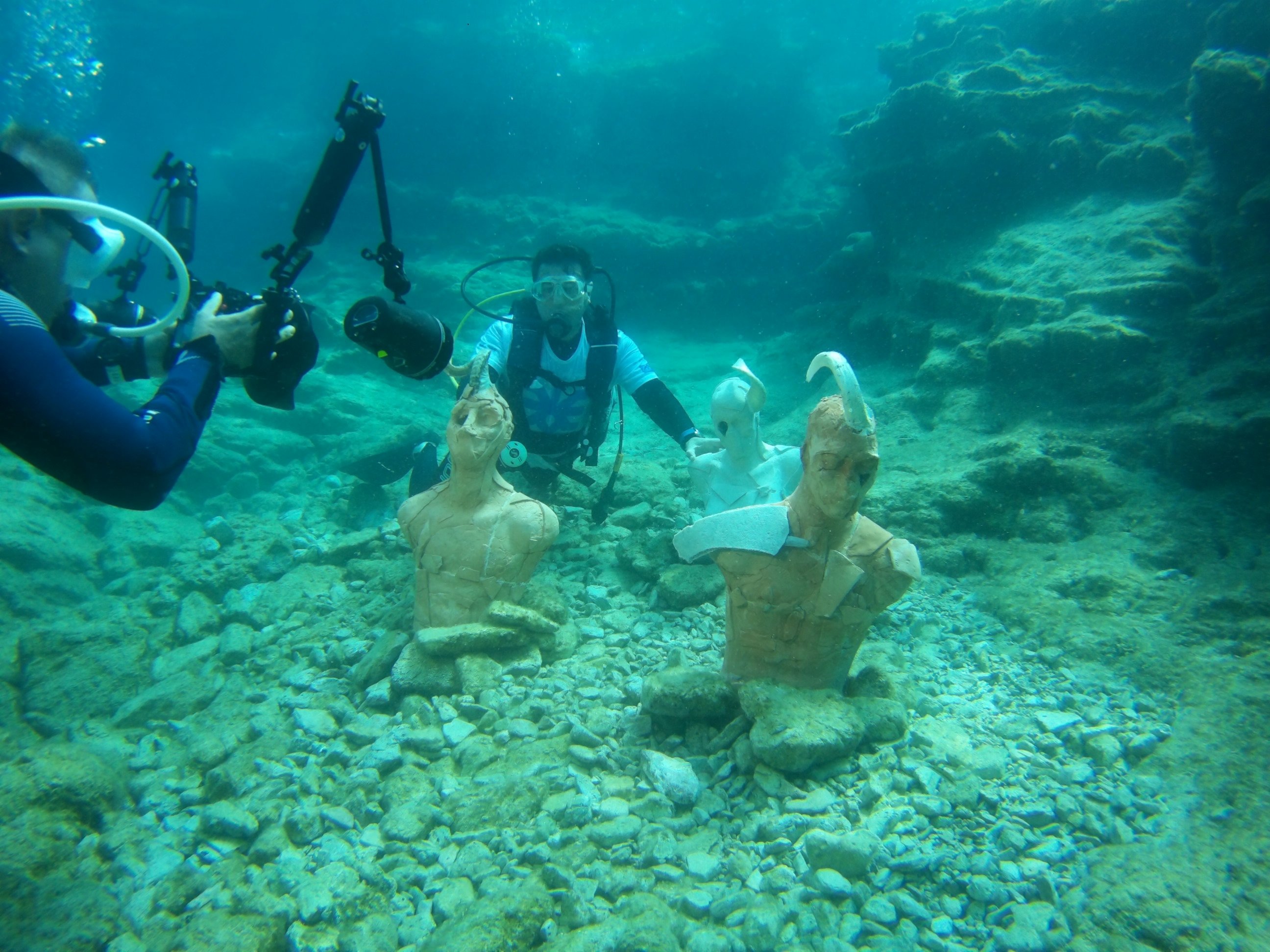 Rund 22 Keramik- und Skulpturenstücke wurden am 23. Mai 2022 in einer Unterwasserausstellung im Bodrum-Viertel von Muğla, Türkei, ausgestellt. (AA-Foto)