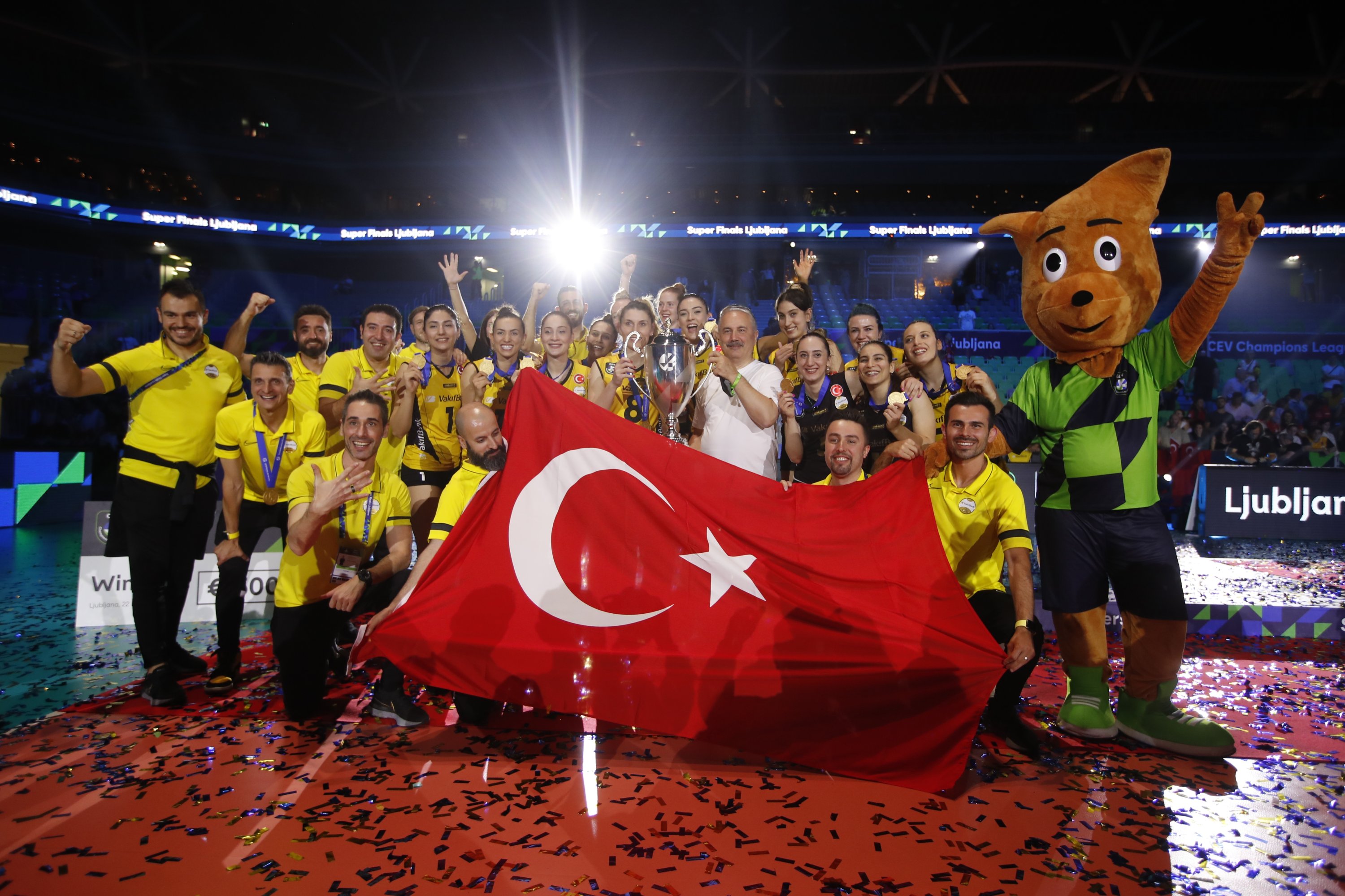 VakıfBank players celebrate winning the CEV Champions League Super Final against Italy's Imoco Volley, Ljubljana, Slovenia, May 22, 2022. (AA Photo)