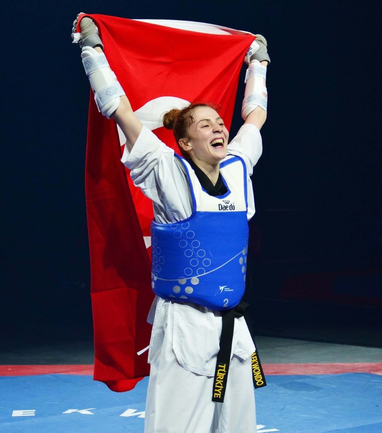 19 Mayıs 2022 Manchester, İngiltere, Avrupa Tekvando ve Para-Taekwondo Şampiyonası'nda Türkiye'den Zeliha Ağrıs 53 kiloda altın madalyayı kutluyor.  (AA fotoğrafı)