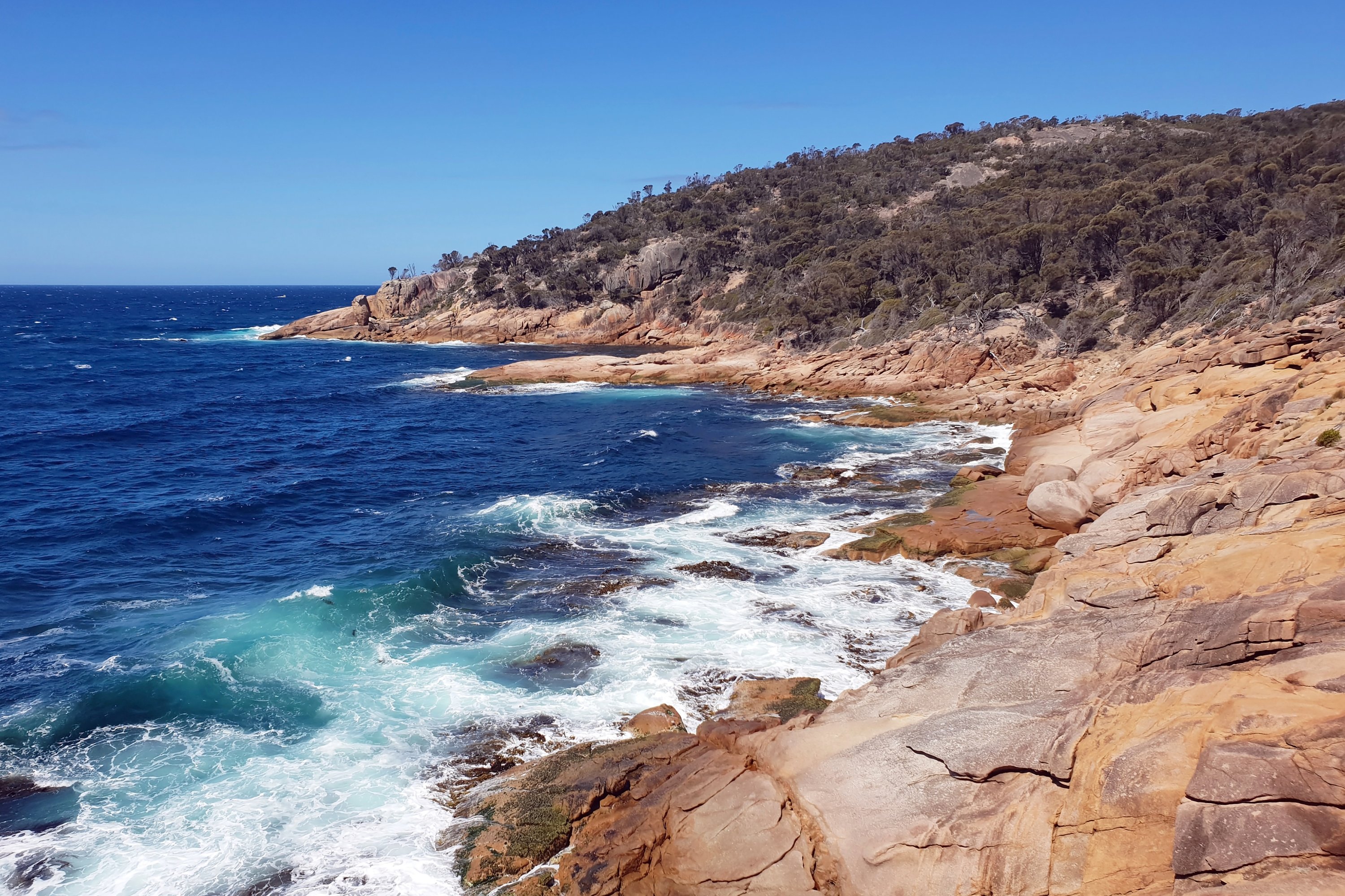 Warna tebing di Friendly Beach bergantian antara coklat dan merah karat, Tasmania, Australia, 19 November 2019. (Foto DPA)