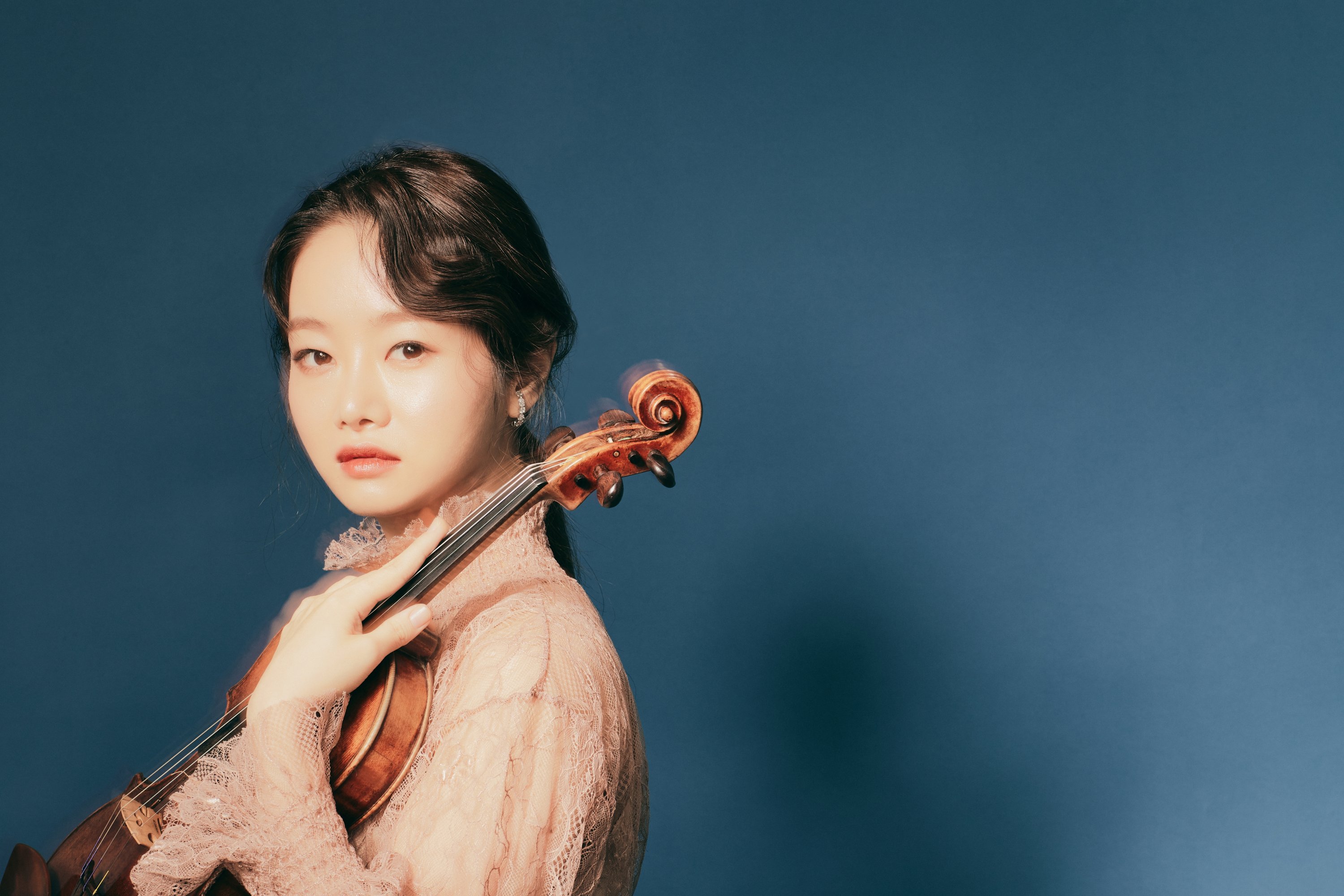 The world-renowned violin virtuoso Bomsori Kim will perform with CSO as part of the Başkent Culture Road Festival. 