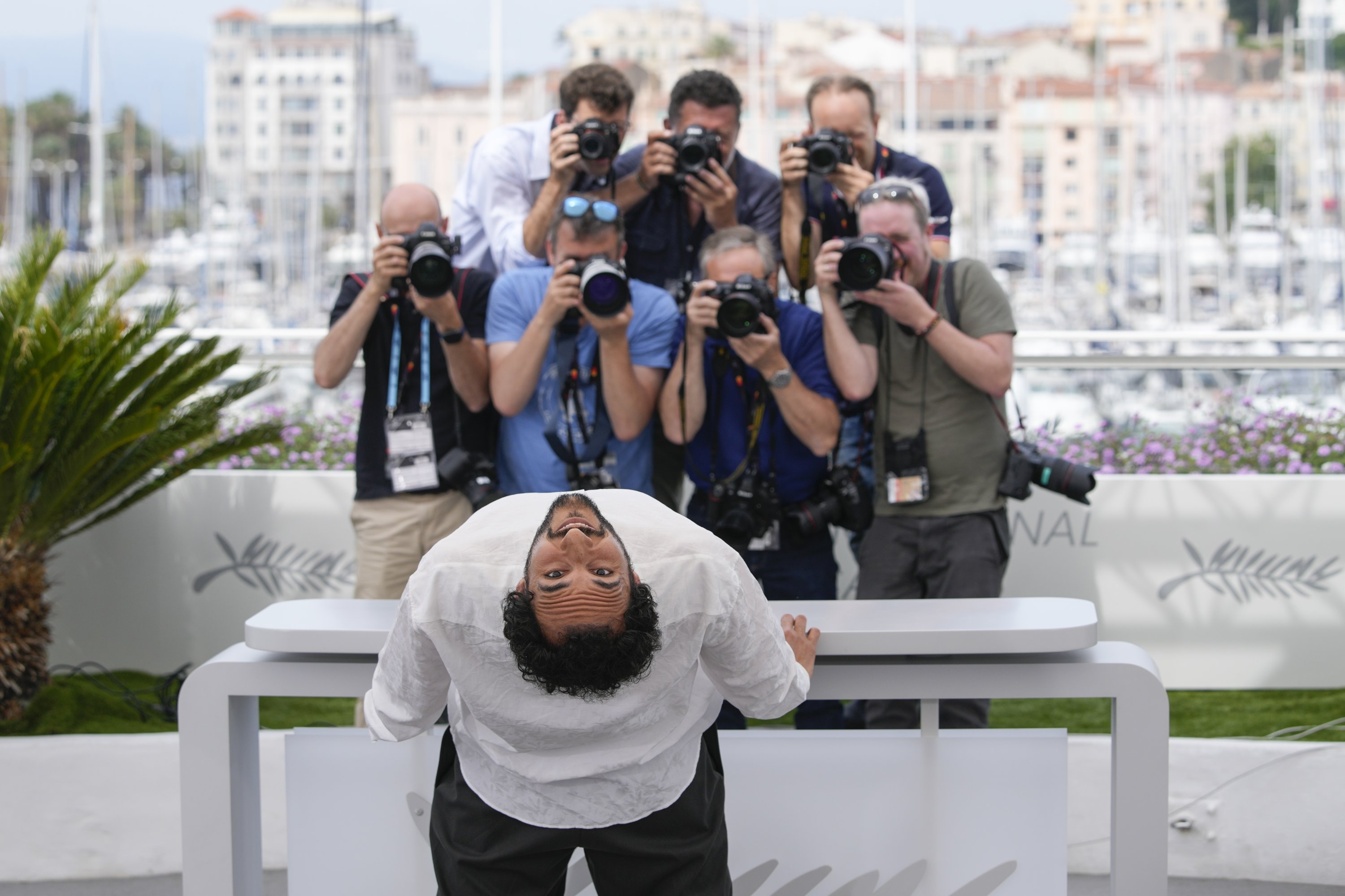 Sutradara Ali Abbasi berpose untuk fotografer pada sesi pemotretan untuk film 'Holy Spider' di festival film internasional ke-75, Cannes, Prancis selatan, 23 Mei 2022. (AP Photo)