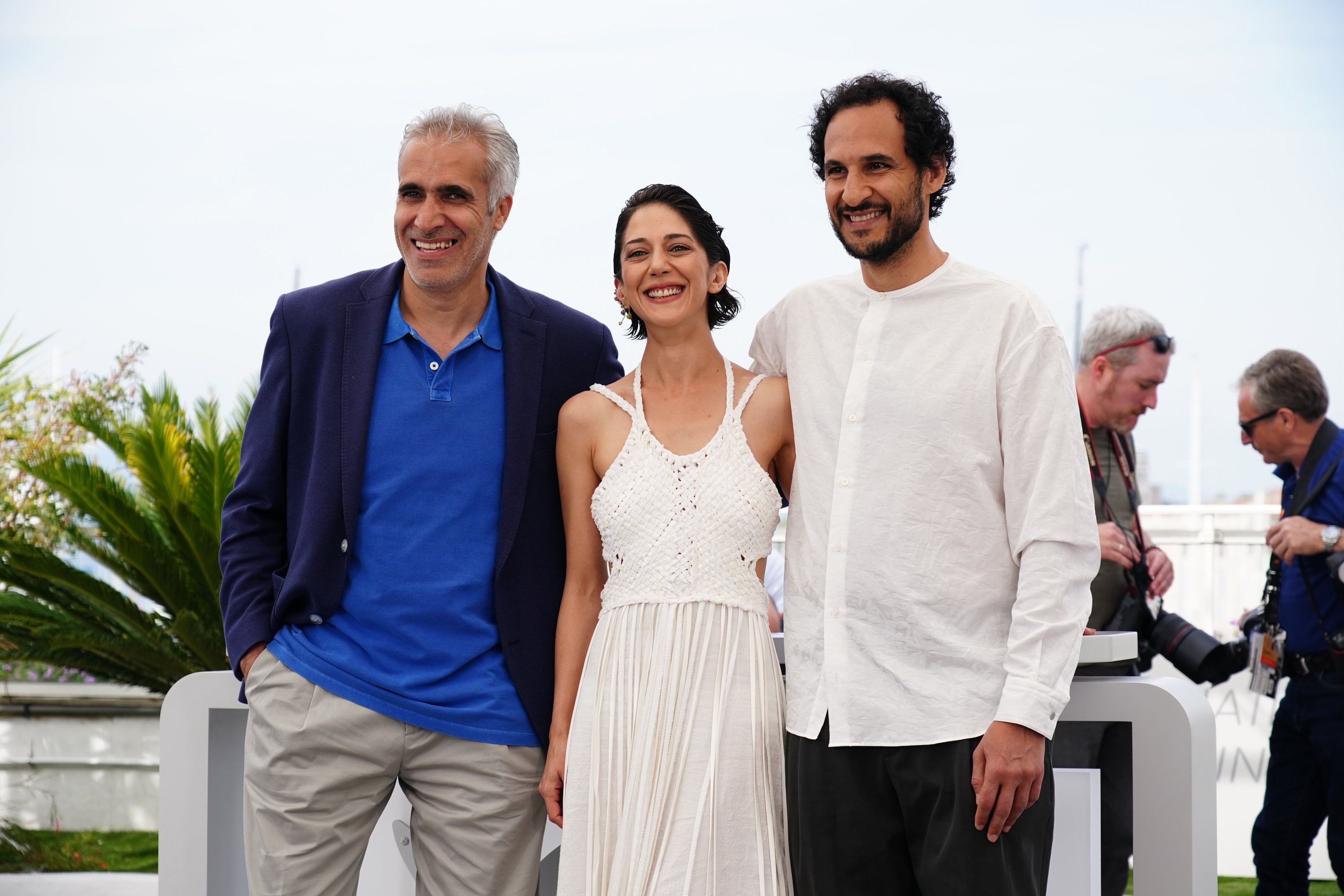 Mehdi Bajestani, Zar Amir Ebrahimi dan sutradara Ali Abbasi (kanan) menghadiri sesi pemotretan 'Holy Spider' selama Festival Film Cannes tahunan ke-75, Cannes, Prancis, 23 Mei 2022. (EPA Photo)