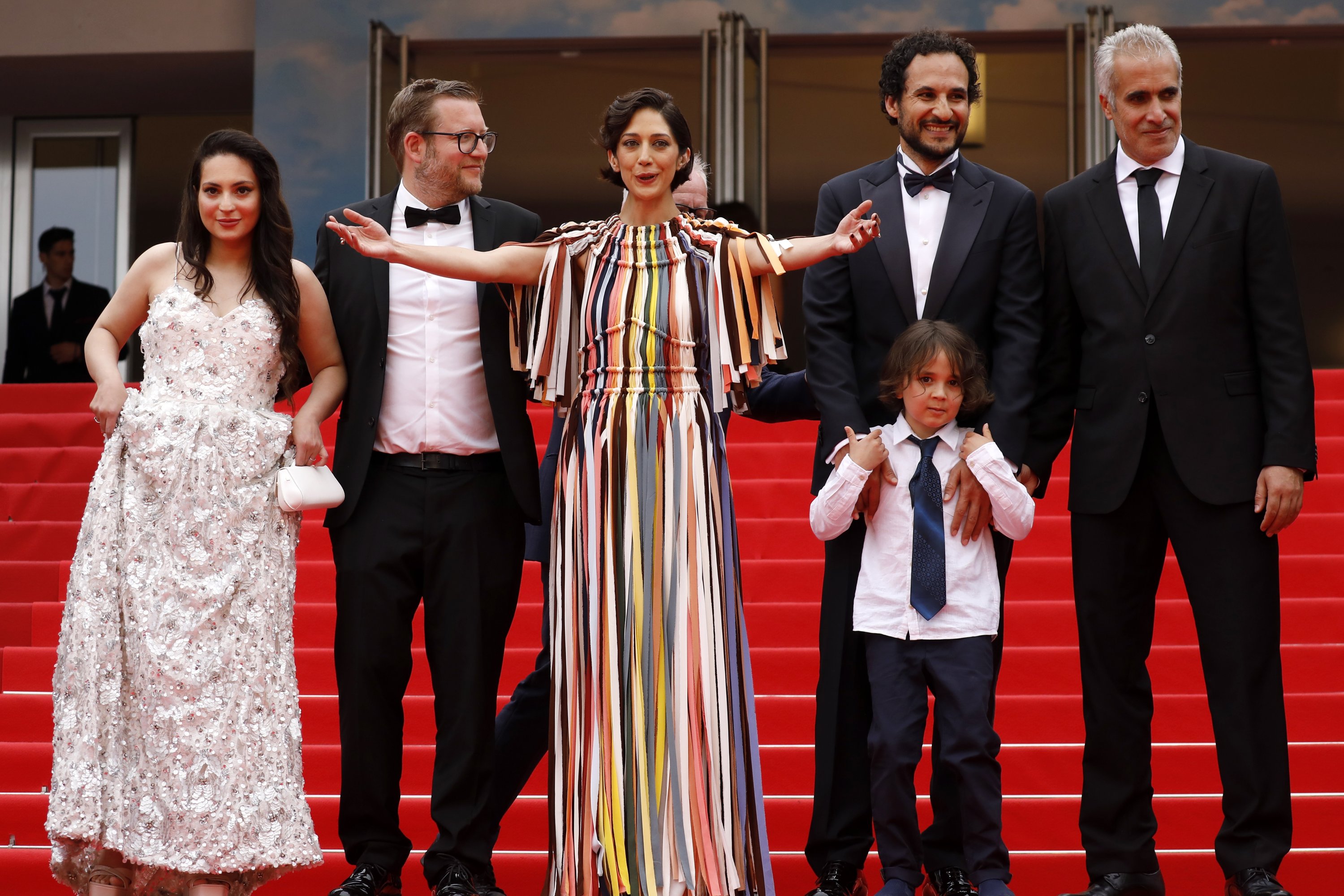 (kiri) Forouzan Jamshidnejad, Sol Bondy, Zar Amir-Ebrahimi, sutradara Ali Abbasi, seorang tamu muda, dan Mehdi Bajestani tiba untuk pemutaran film 'Holy Spider' selama Festival Film Cannes tahunan ke-75, Cannes, Prancis, 22 Mei 2022. (Foto EPA)