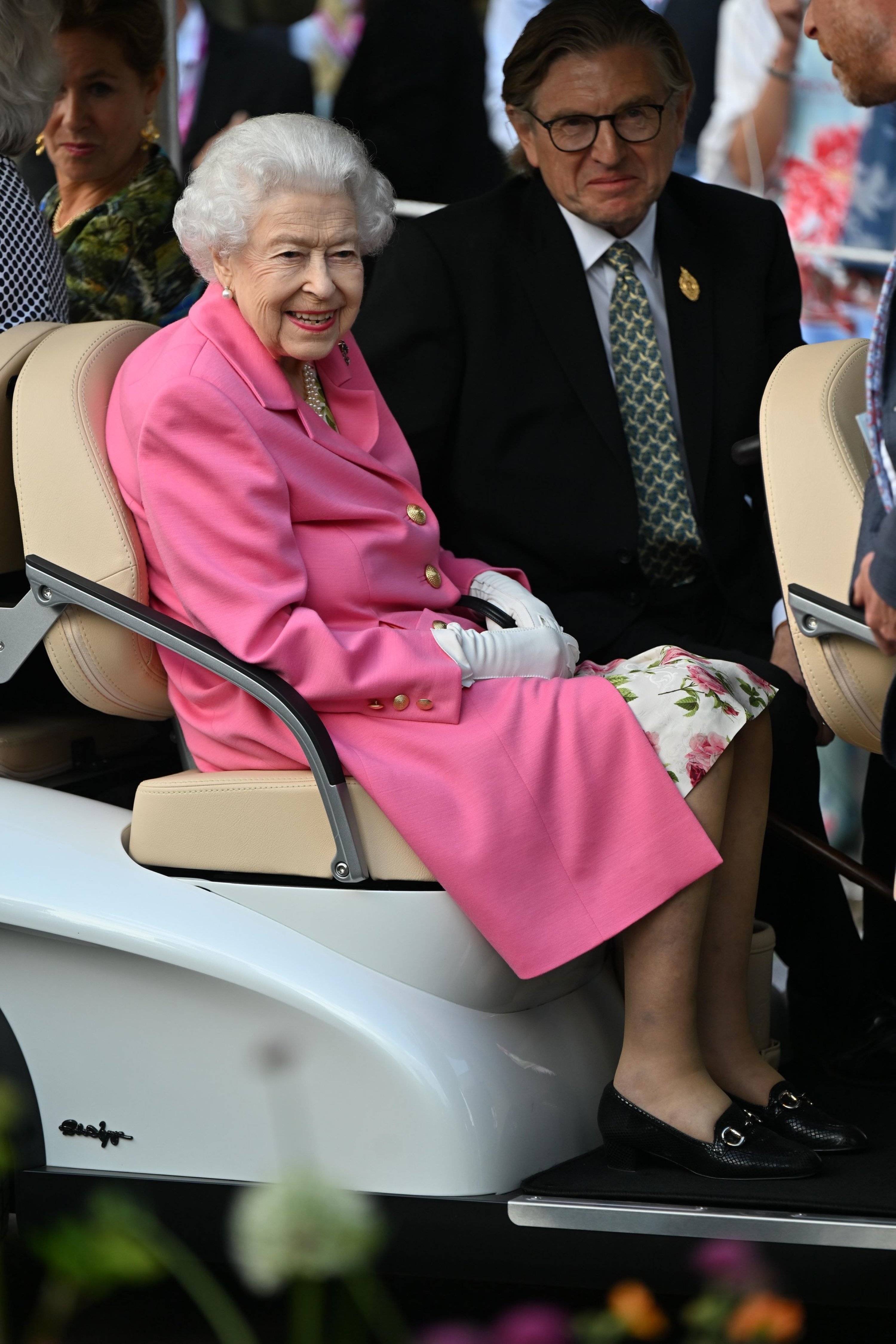 Ratu Inggris Elizabeth II duduk di atas kereta saat mengunjungi Pertunjukan Bunga Chelsea Royal Horticultural Society, di Royal Hospital Chelsea, di London, 23 Mei 2022. (Paul Grover/Pool via AP)