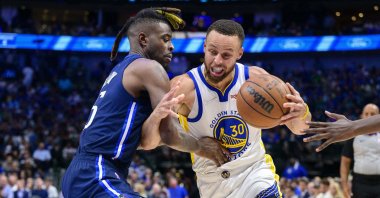 Warriors guard Stephen Curry (R) is fouled by Mavs forward Reggie Bullock in an NBA Western Conference finals, Dallas, Texas, U.S., May 22, 2022. (Reuters Photo)