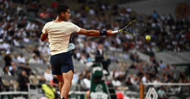 Spain&#039;s Carlos Alcaraz returns to Argentine&#039;s Juan Ignacio Londero during their men&#039;s singles match on day one of the French Open, Paris, France, May 22, 2022. (AFP Photo)