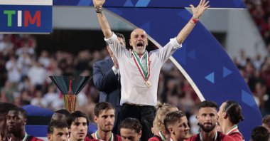 Milan coach Stefano Pioli celebrates winning the Italian Serie A title, Reggio Emilia, Italy, May 22, 2022. (EPA Photo)