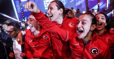 Turkish boxer Buse Naz Çakıroğlu (R) and teammates celebrate Şennur Demir&#039;s win over Morocco&#039;s Khadija Mardi, Istanbul, Turkey, May 20, 2022. (AA Photo)