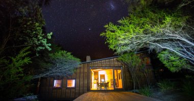 A magnificent starry sky stretches out over the Friendly Beaches Lodge, Tasmania, Australia, Nov. 10, 2014. (DPA Photo)