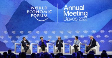 From left, CNBC anchor Geoff Cutmore, International Monetary Fund (IMF) Managing Director Kristalina Georgieva, Governor of the Bank of France Francois Villeroy de Galhau, Citi CEO Jane Fraser and Carlyle co-chairman David Rubenstein attend a session at the World Economic Forum (WEF) annual meeting in Davos, Switzerland, May 23, 2022. (AFP Photo)