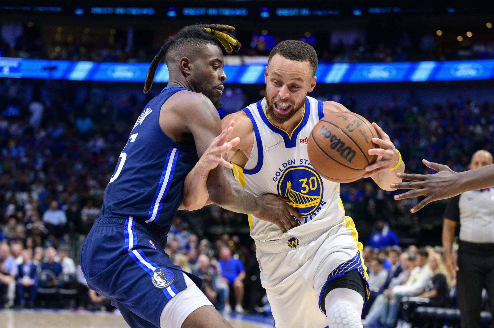 Warriors guard Stephen Curry (R) is fouled by Mavs forward Reggie Bullock in an NBA Western Conference finals, Dallas, Texas, U.S., May 22, 2022. (Reuters Photo)
