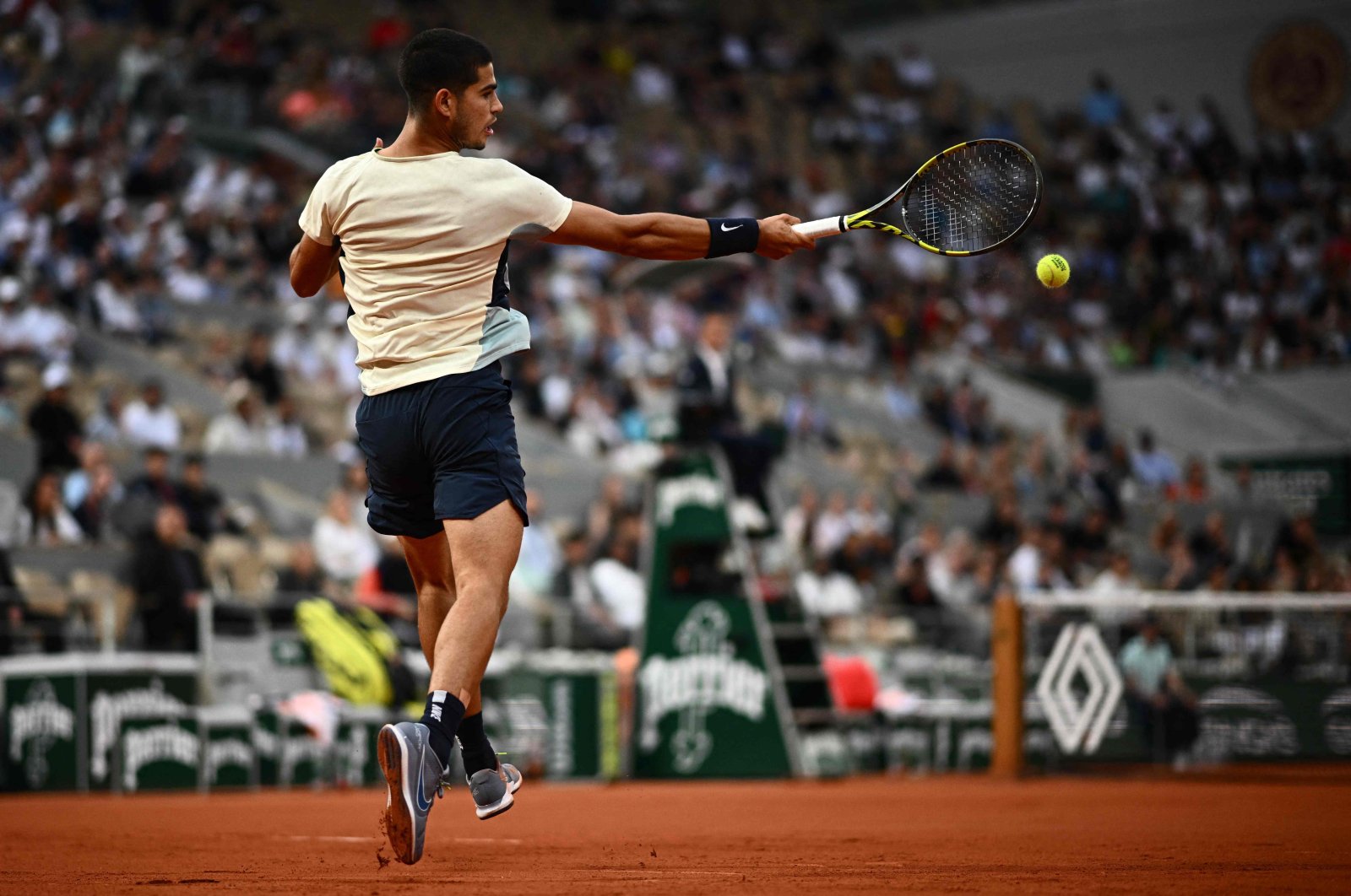 Spain&#039;s Carlos Alcaraz returns to Argentine&#039;s Juan Ignacio Londero during their men&#039;s singles match on day one of the French Open, Paris, France, May 22, 2022. (AFP Photo)