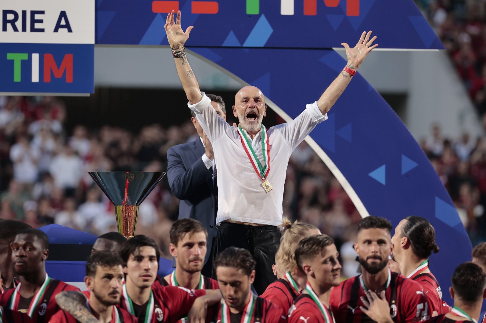 Milan coach Stefano Pioli celebrates winning the Italian Serie A title, Reggio Emilia, Italy, May 22, 2022. (EPA Photo)