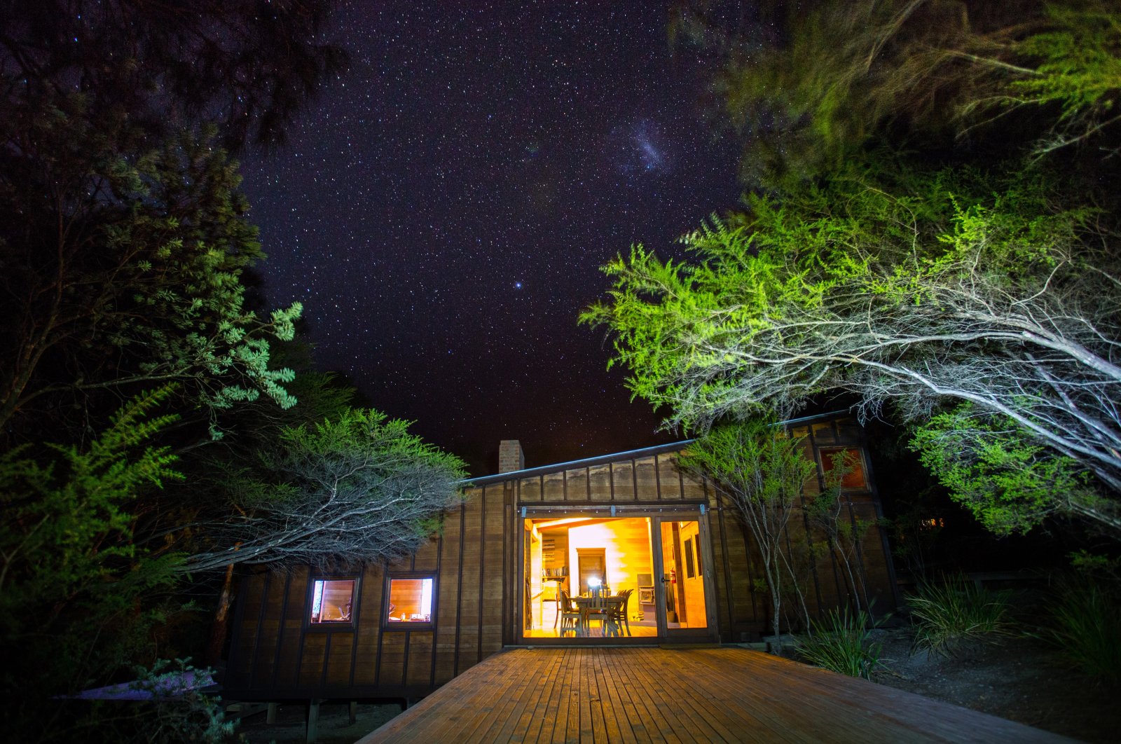 A magnificent starry sky stretches out over the Friendly Beaches Lodge, Tasmania, Australia, Nov. 10, 2014. (DPA Photo)