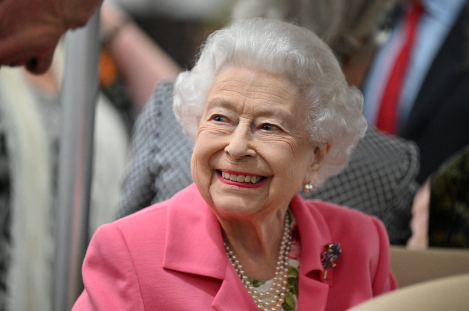 Ratu Elizabeth dari Inggris menikmati Pertunjukan Bunga Chelsea dengan buggy