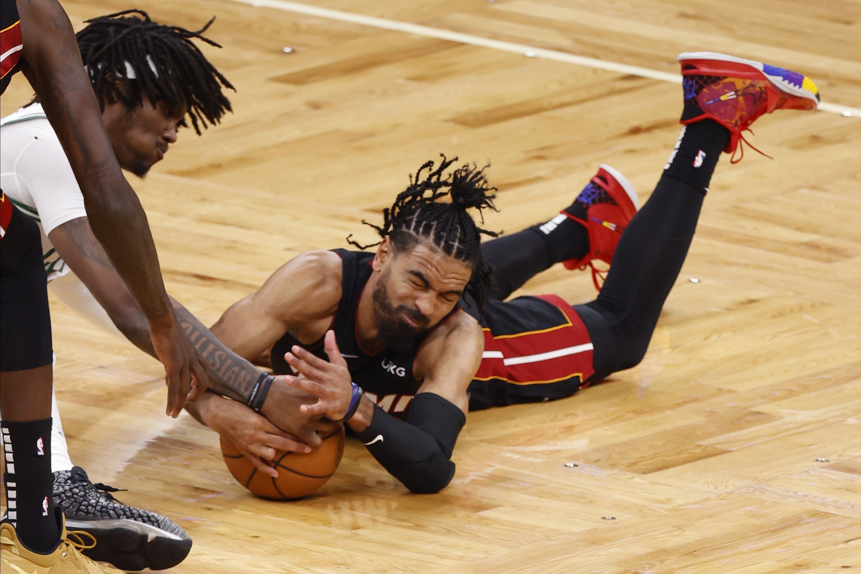 Heat guard Gabe Vincent (R) and Boston Celtics center Robert Williams III (L) reach for a loose ball during NBA Eastern Conference finals Game 4, Boston, US, May 23, 2022. (EPA Photo)