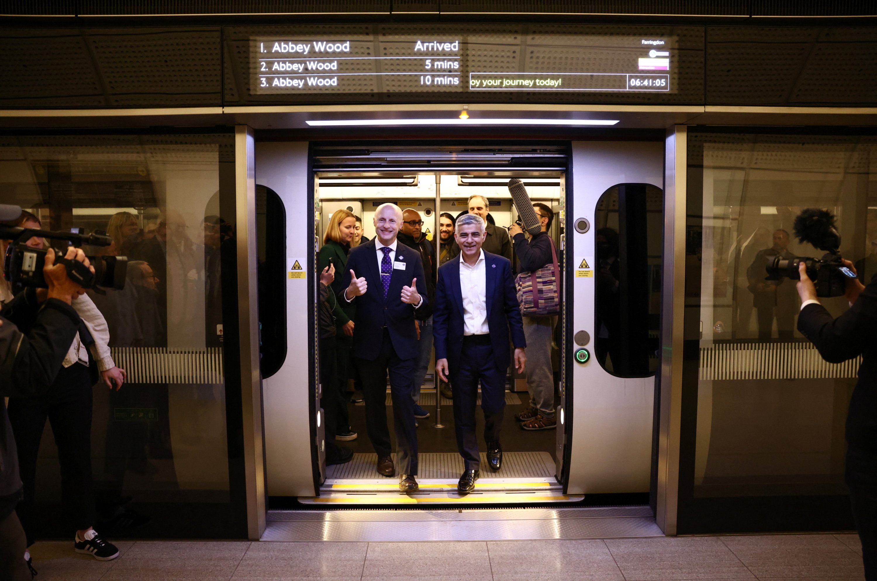 Walikota London Sadiq Khan dan Komisaris Transportasi untuk London (TfL) Andy Byford turun dari kereta jalur Elizabeth pertama di stasiun Farringdon, pada hari kereta itu dibuka untuk umum untuk pertama kalinya, di London, Inggris, 24 Mei 2022. (Foto Reuters)