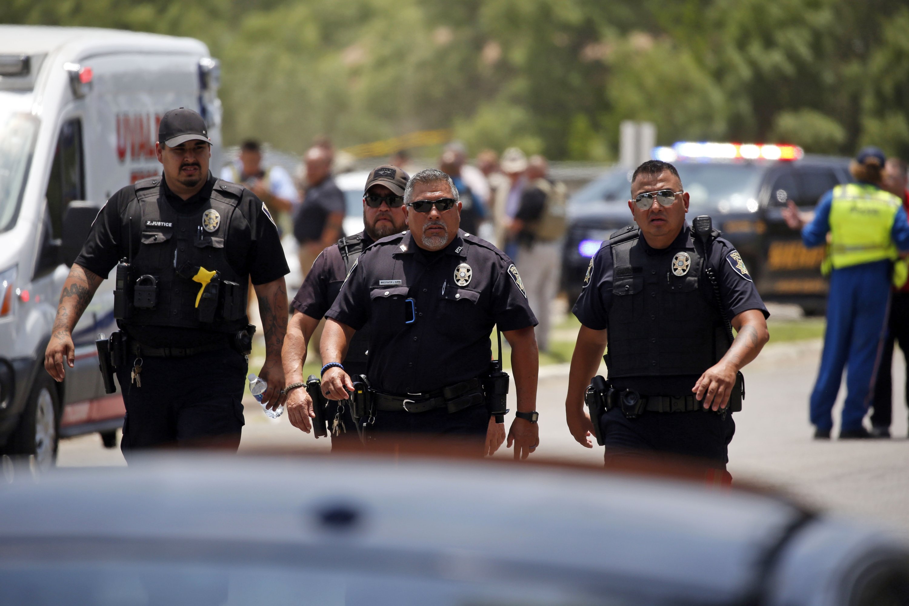 Polisi berjalan di dekat Robb Elementary School setelah penembakan, di Uvalde, Texas, AS, 24 Mei 2022. (AP Photo)