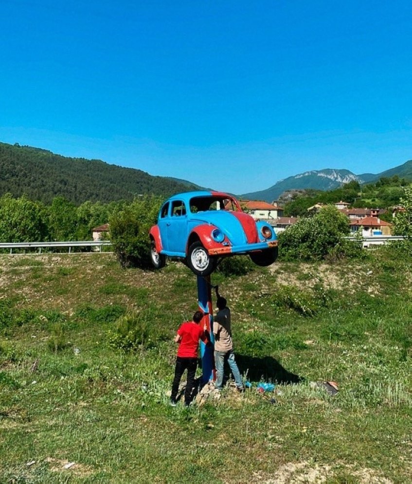 Dua pemuda Ovacuma melukis VW Beetle kesayangan mereka dengan warna Trabzonspor, Safranbolu, Karabük, Turki utara, 24 Mei 2022. (Foto IHA)