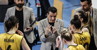 VakıfBank&#039;s Italian coach Giovanni Guidetti (C) speaks to his players during a Turkish league match, April 25, 2022. (AA Photo)