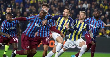 Fenerbahçe and Trabzonspor players in action in a Süper Lig match, Istanbul Turkey, March 6, 2022. (IHA Photo)