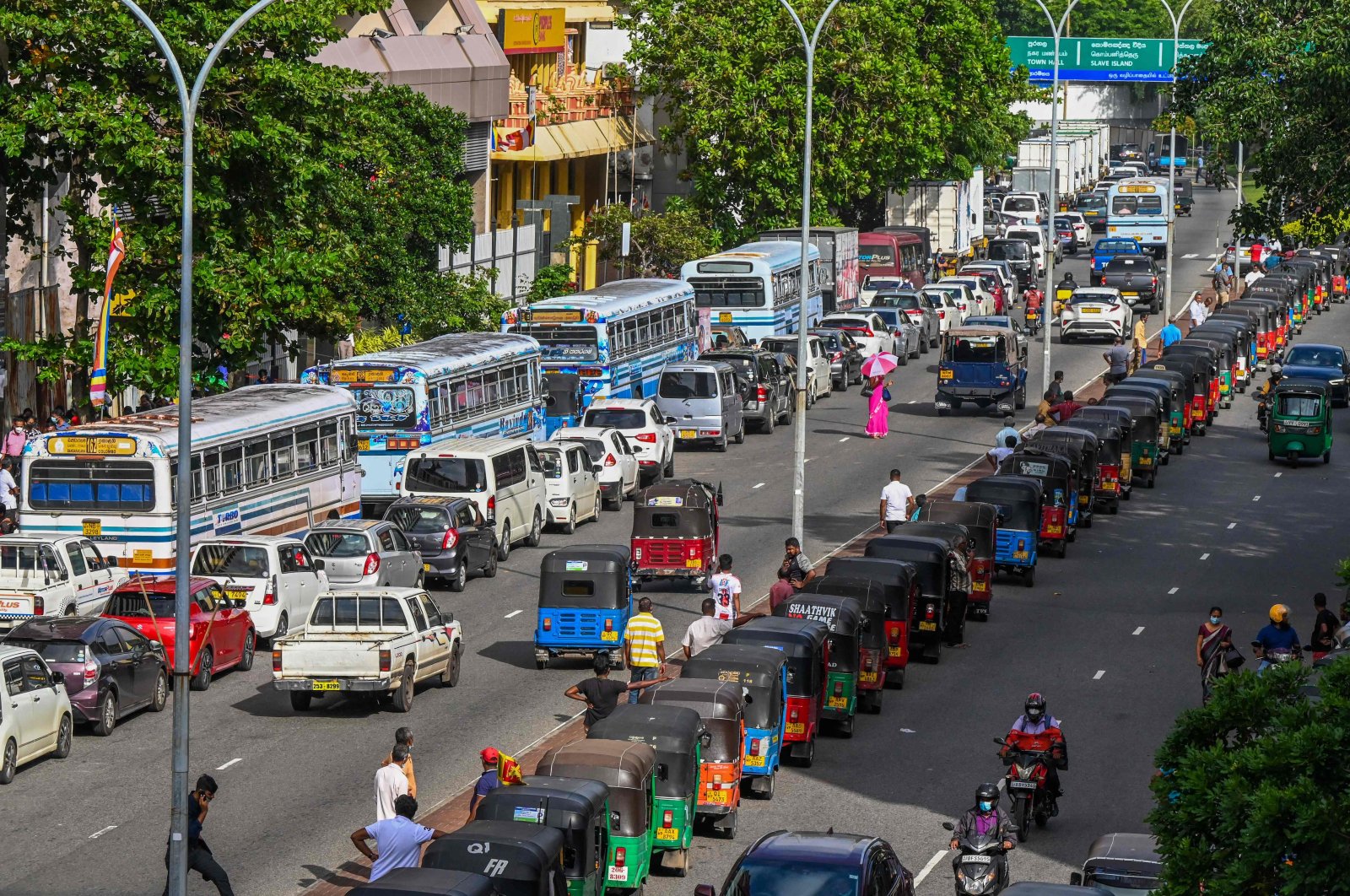 Motorists line up along a street to buy fuel at the Ceylon petroleum corporation fuel station in Colombo, Sri Lanka, May 18, 2022. (AFP Photo)