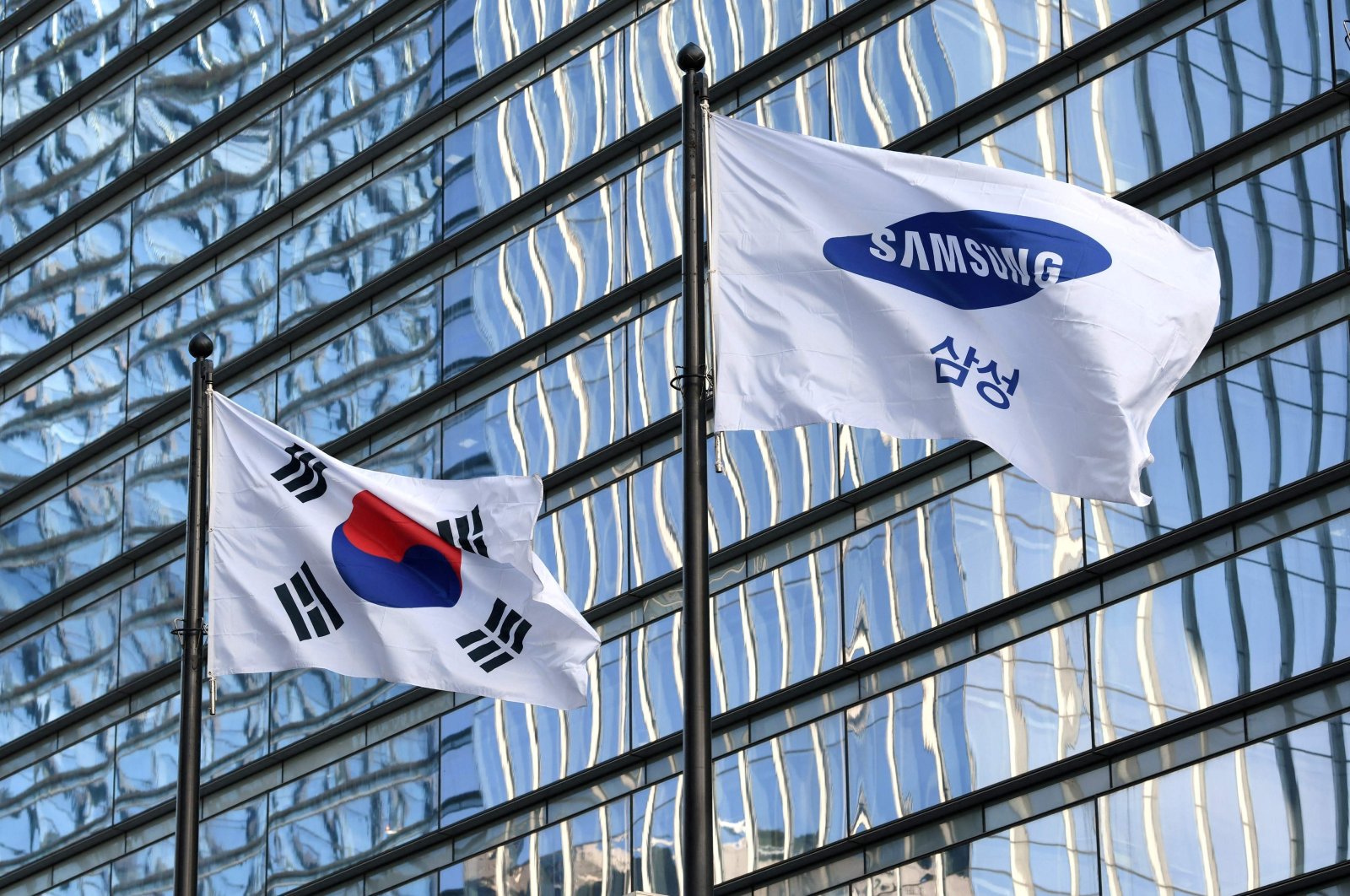The Samsung flag and South Korean national flag flutter outside the company&#039;s Seocho building in Seoul, South Korea, Jan. 30, 2020. (AFP Photo)