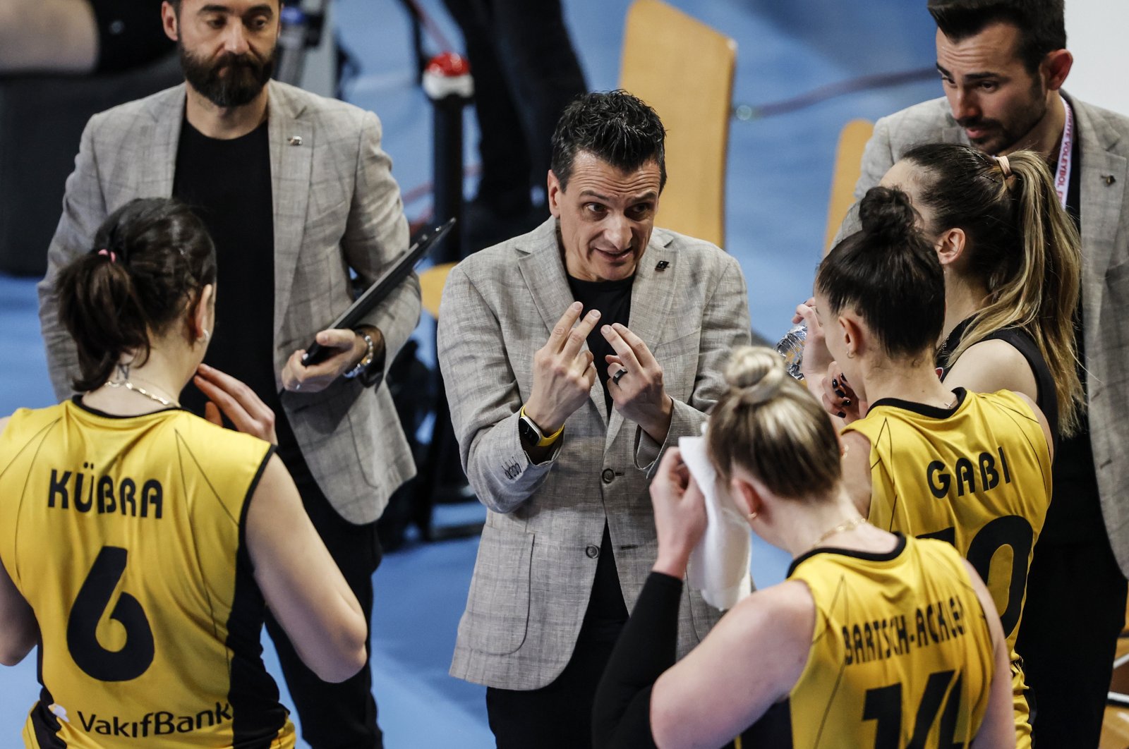 VakıfBank&#039;s Italian coach Giovanni Guidetti (C) speaks to his players during a Turkish league match, April 25, 2022. (AA Photo)