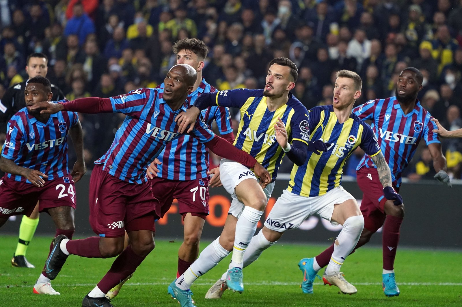 Fenerbahçe and Trabzonspor players in action in a Süper Lig match, Istanbul Turkey, March 6, 2022. (IHA Photo)