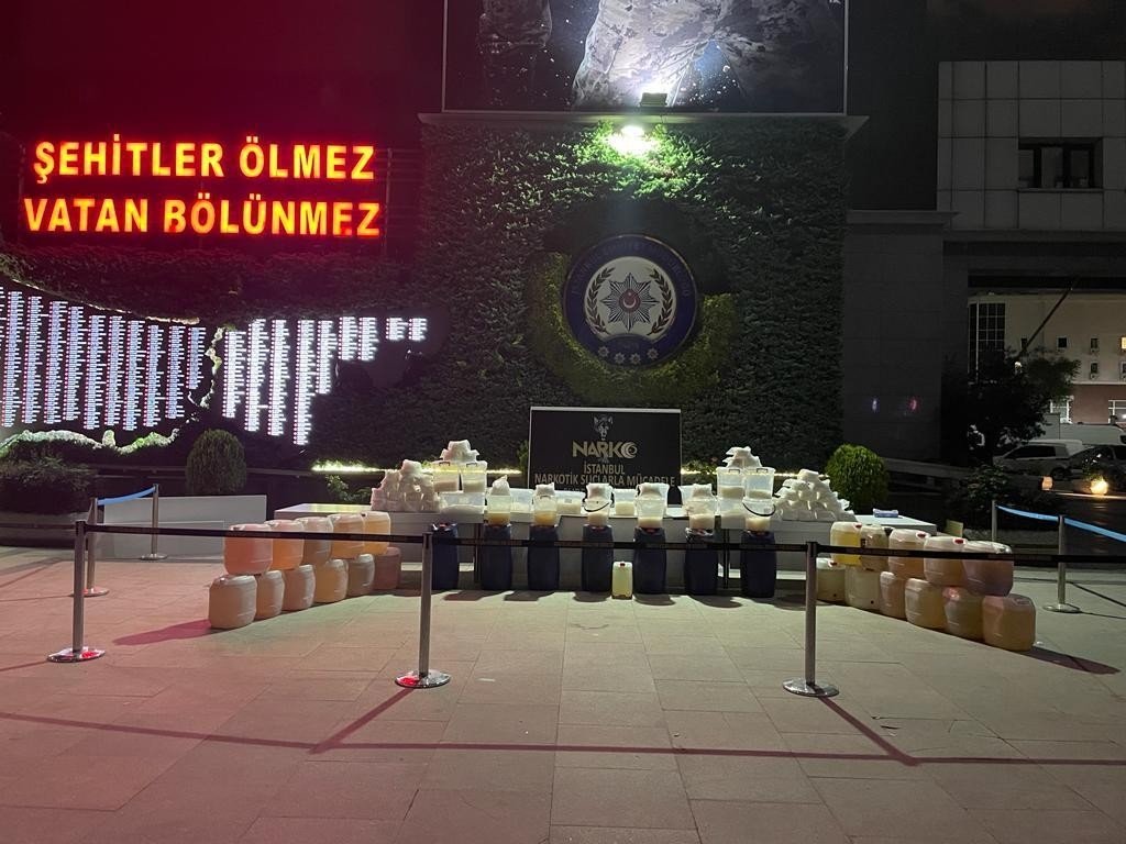 Police display seized drugs, in Istanbul, Turkey, May 25, 2022. (İHA PHOTO)
