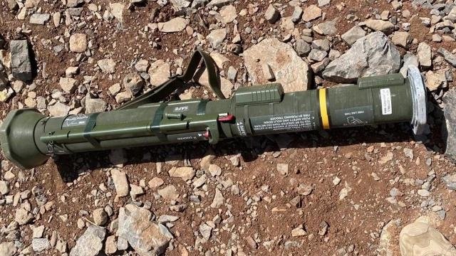 AT-4 panssarintorjunta-ase, jonka Turkin turvallisuusjoukot löysivät PKK:n luolasta Pohjois-Irakissa, tässä keskiviikkona 25. toukokuuta 2022 julkaistussa valokuvassa. (TRT Haber)