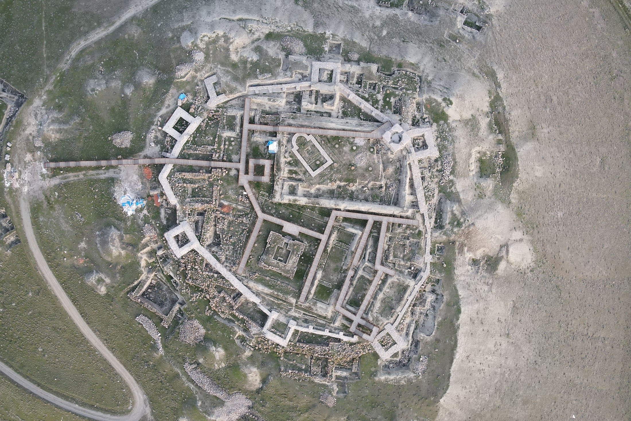 Pemandangan dari udara menunjukkan Kastil Altıntepe era Urartian berusia 2.900 tahun, di Erzincan, Turki, 24 Mei 2022. (AA Photo)