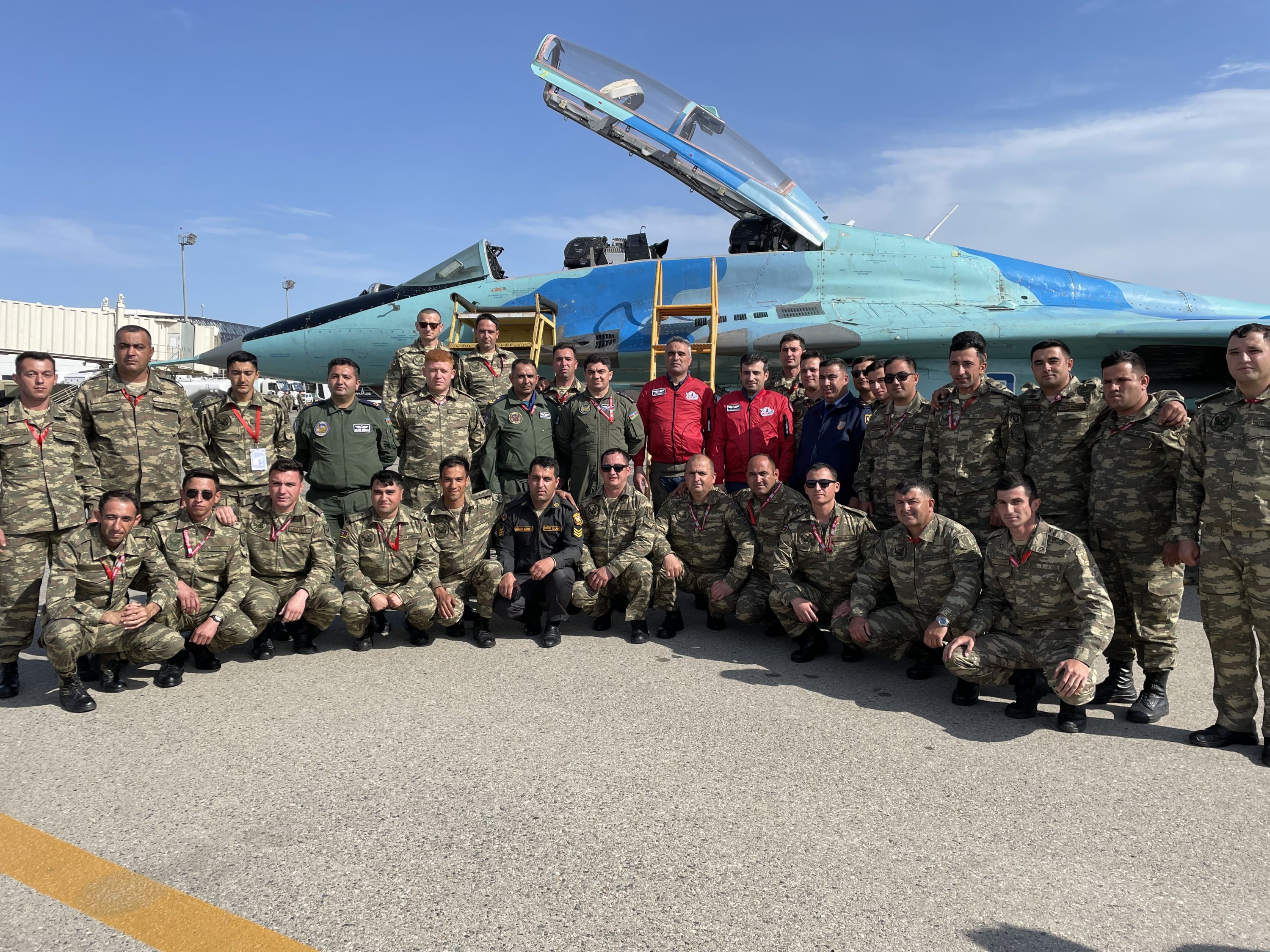 Pilot Udara Kolonel Zaur Rustamov dan Selçuk Bayraktar berfoto bersama personel Angkatan Udara Azerbaijan di pangkalan udara, Teknofest, Azerbaijan, 25 Mei 2022. (AA Photo)