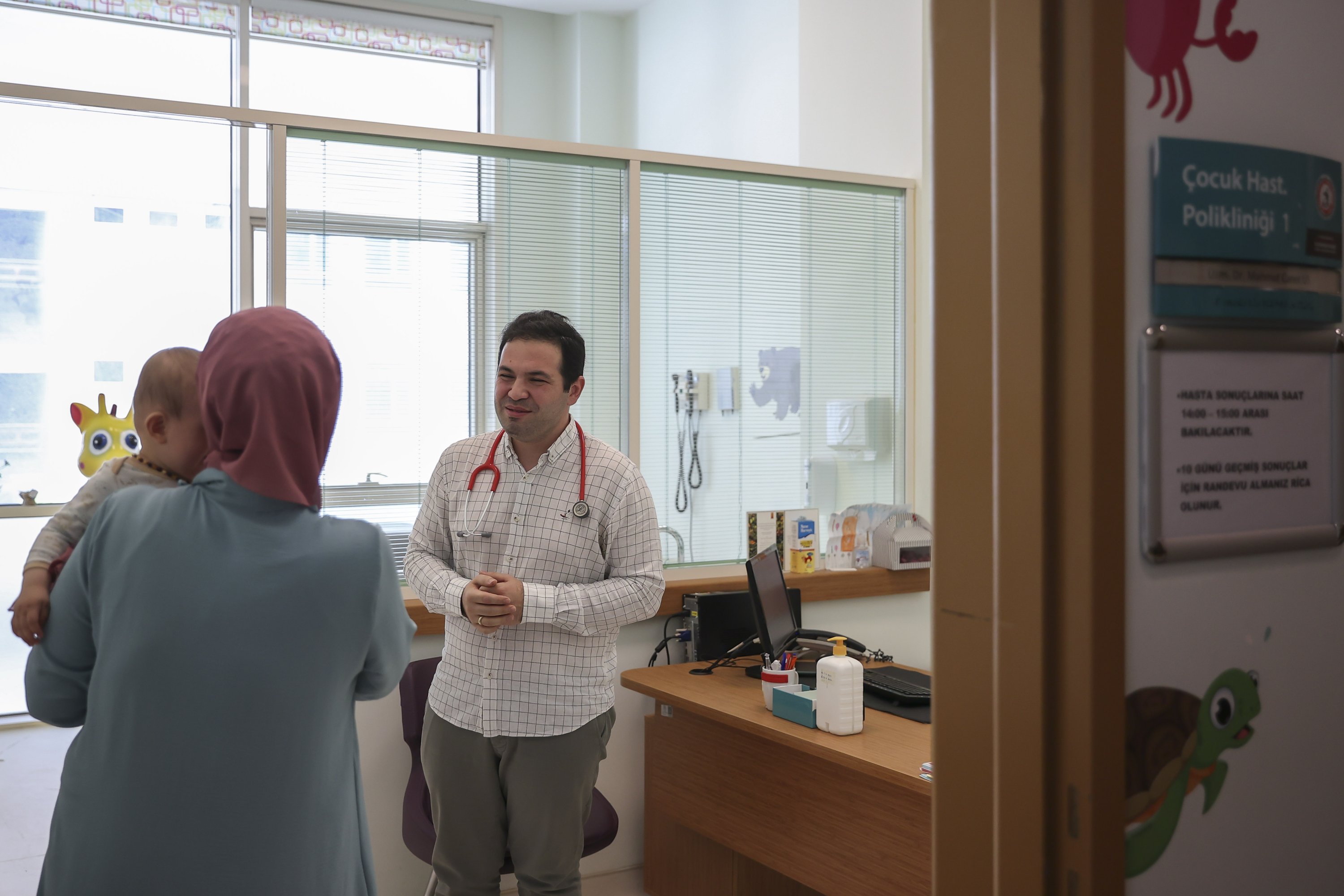 Rumah Sakit Pelatihan dan Penelitian Sultangazi Haseki Istanbul, Departemen Pediatri, Klinik Rawat Jalan Tindak Lanjut Kesehatan Anak, menawarkan layanan tindak lanjut gratis, 18 Mei 2022. (AA Photo)