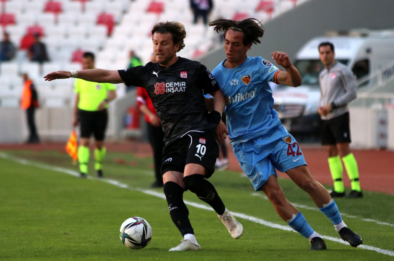 Sivasspor&#039;s Sefa Yılmaz (L) vies with Kayserispor&#039;s Ethem Balcı in a Süper Lig match, Sivas, Turkey, May 21, 2022.