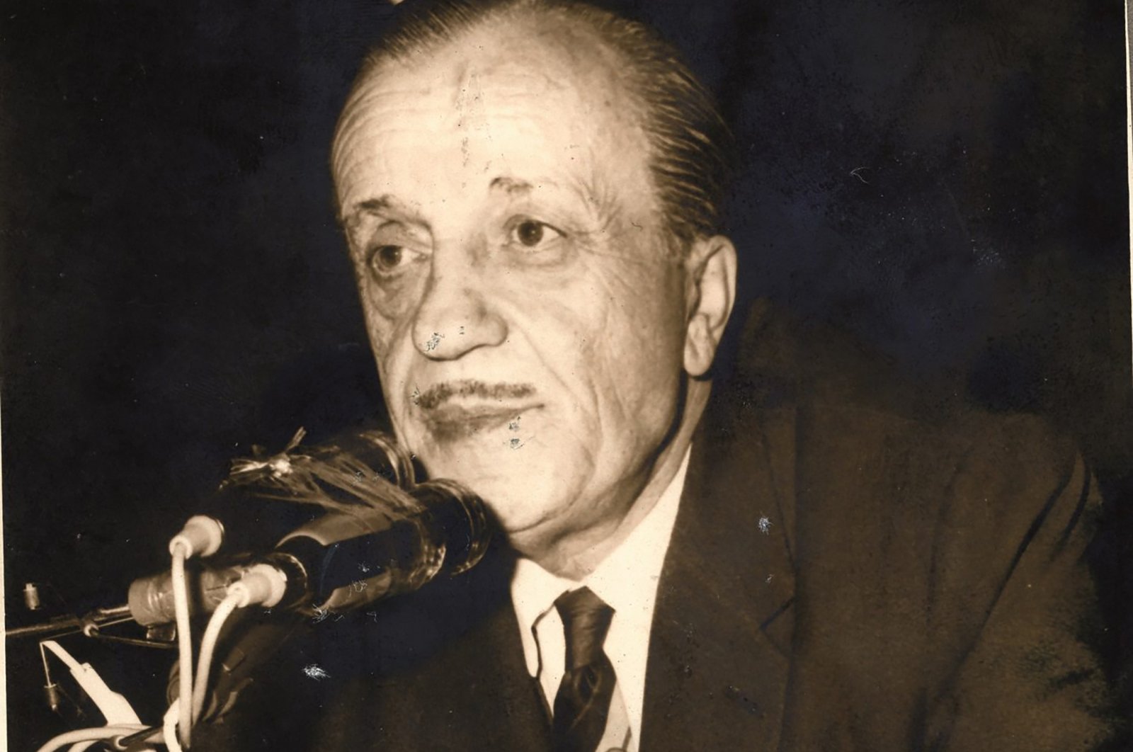 Necip Fazıl Kısakürek delivers a speech. (Sabah Archive Photo)