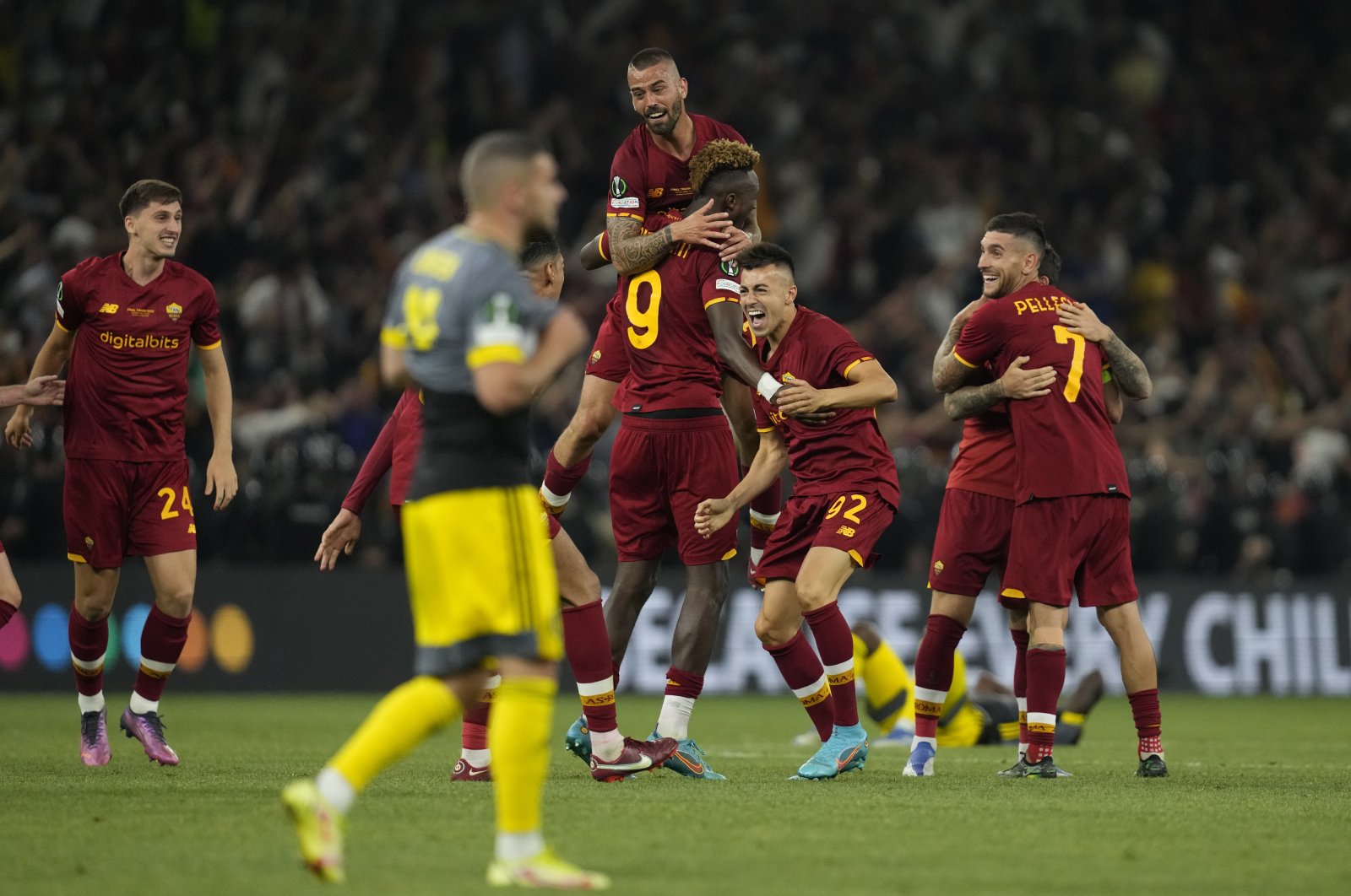 Roma mencatat sejarah sebagai pemenang Liga Konferensi pertama