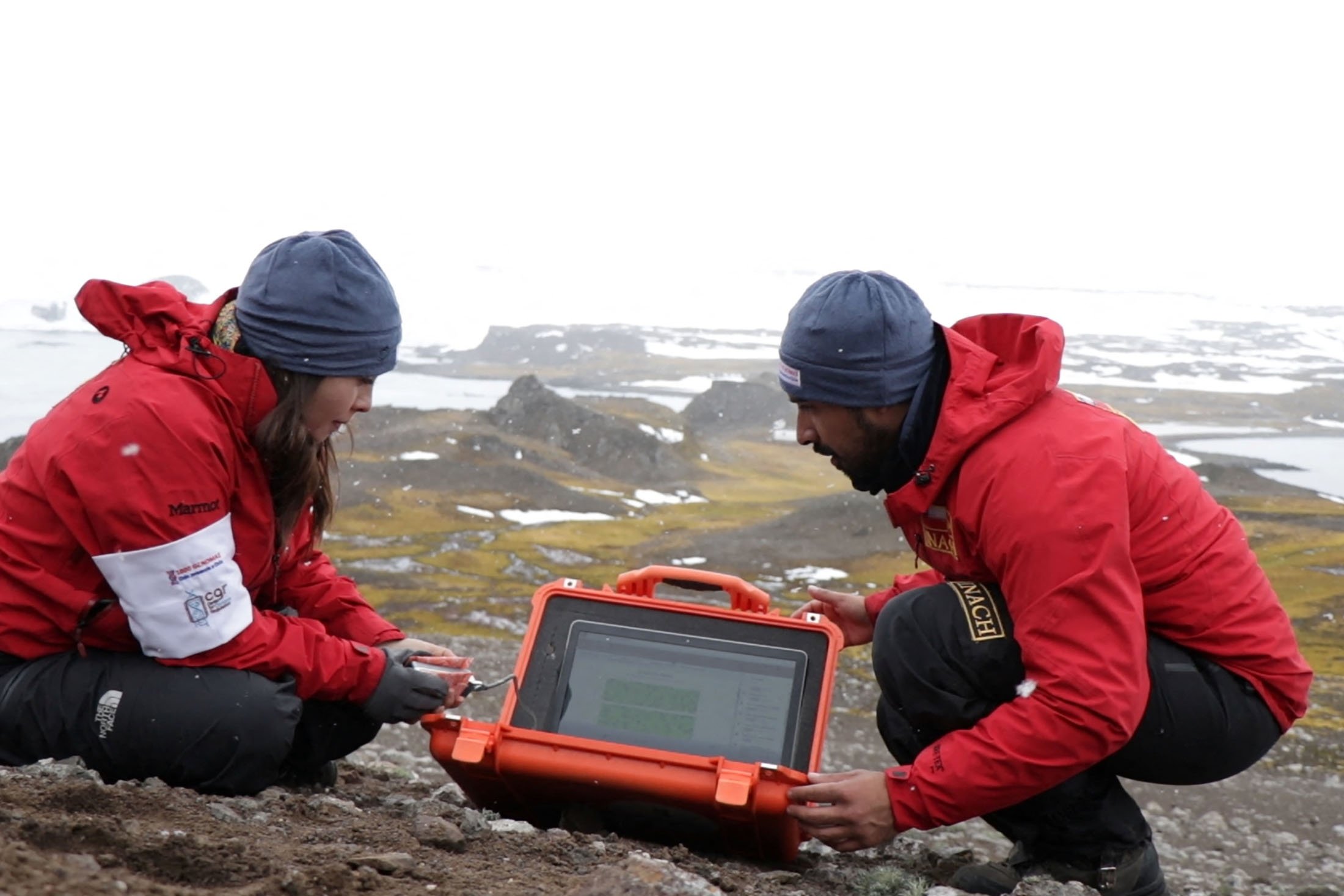 Ilmuwan dari University of Chile mengerjakan laptop saat mereka memeriksa bahan organik mencari bakteri yang ditemukan di Antartika, 2 Mei 2019. (Foto Reuters)