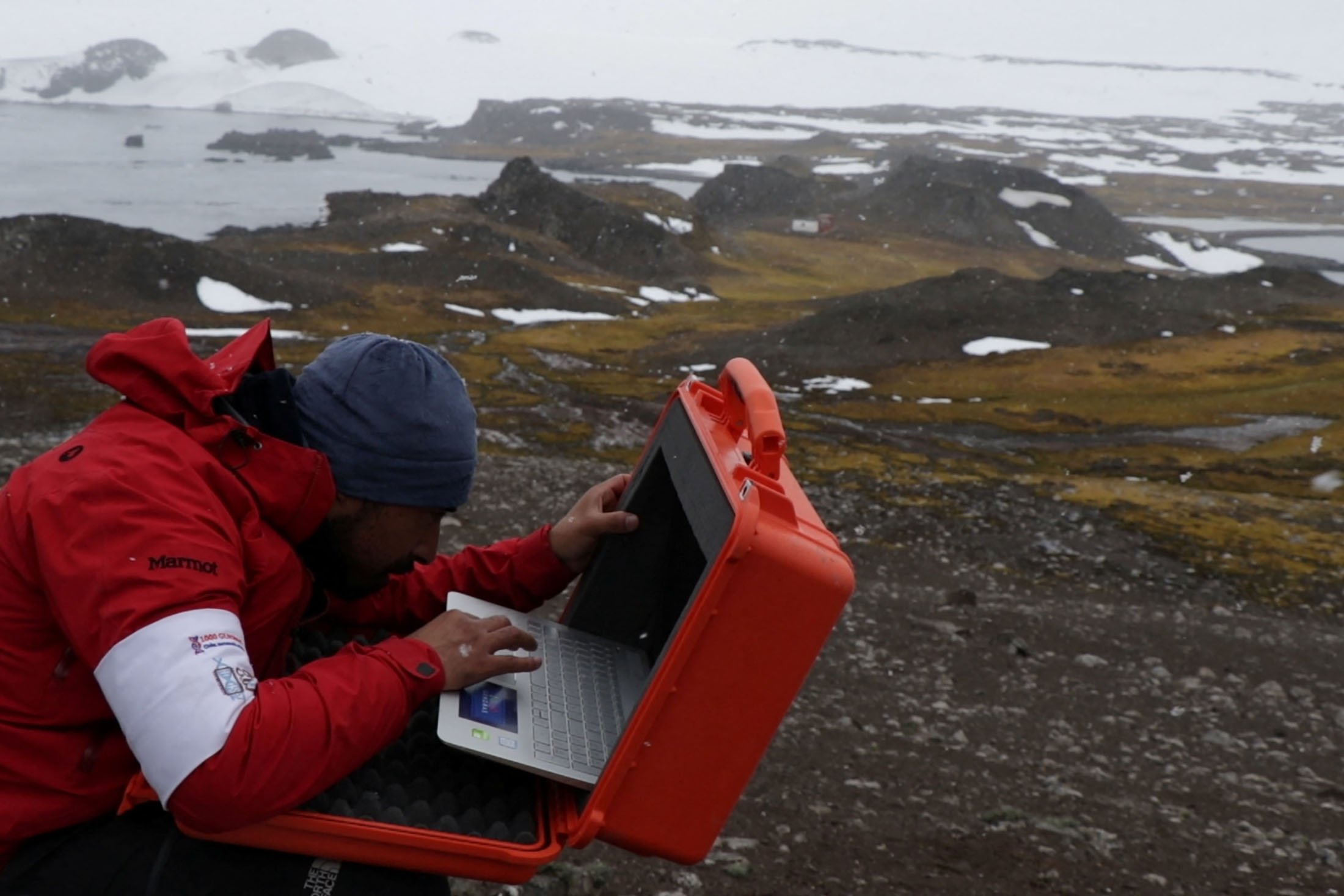 Seorang ilmuwan dari Universitas Chili bekerja di laptopnya saat memeriksa bahan organik mencari bakteri yang ditemukan di Antartika, 2 Mei 2019. (Foto Reuters)