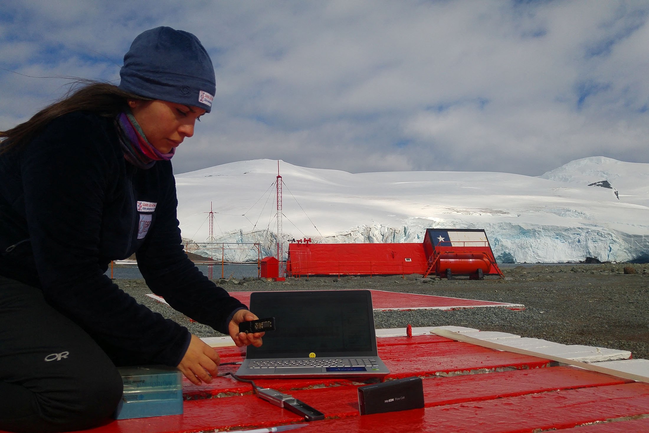 Seorang ilmuwan dari Universitas Chili bekerja di laptopnya saat memeriksa bahan organik mencari bakteri yang ditemukan di Antartika, 1 Februari 2019. (Foto Reuters)