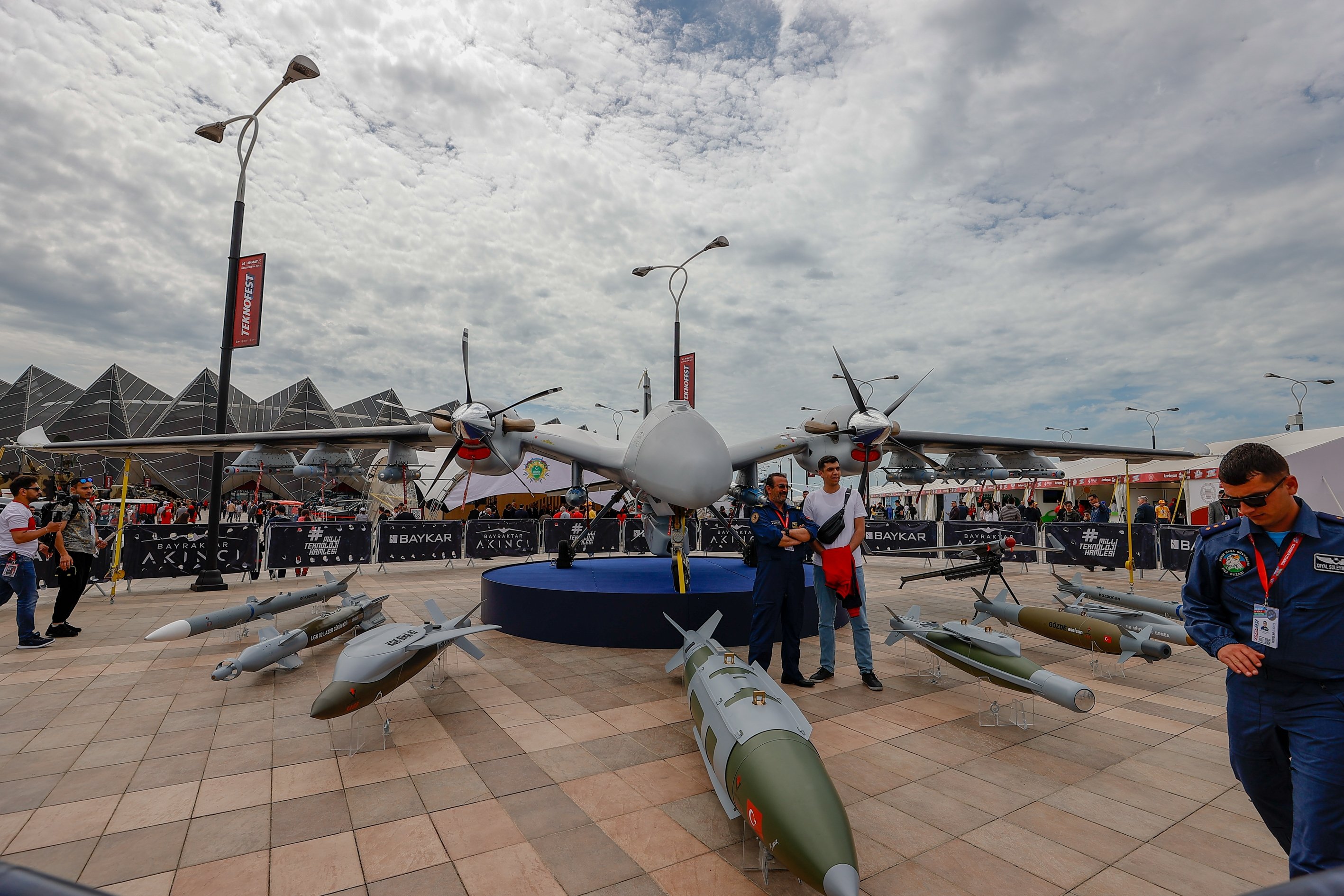 Kendaraan udara tak berawak (UCAV) Akıncı dipamerkan selama Teknofest, acara kedirgantaraan dan teknologi terbesar Turki, di Baku, Azerbaijan, 26 Mei 2022. (AA Photo)