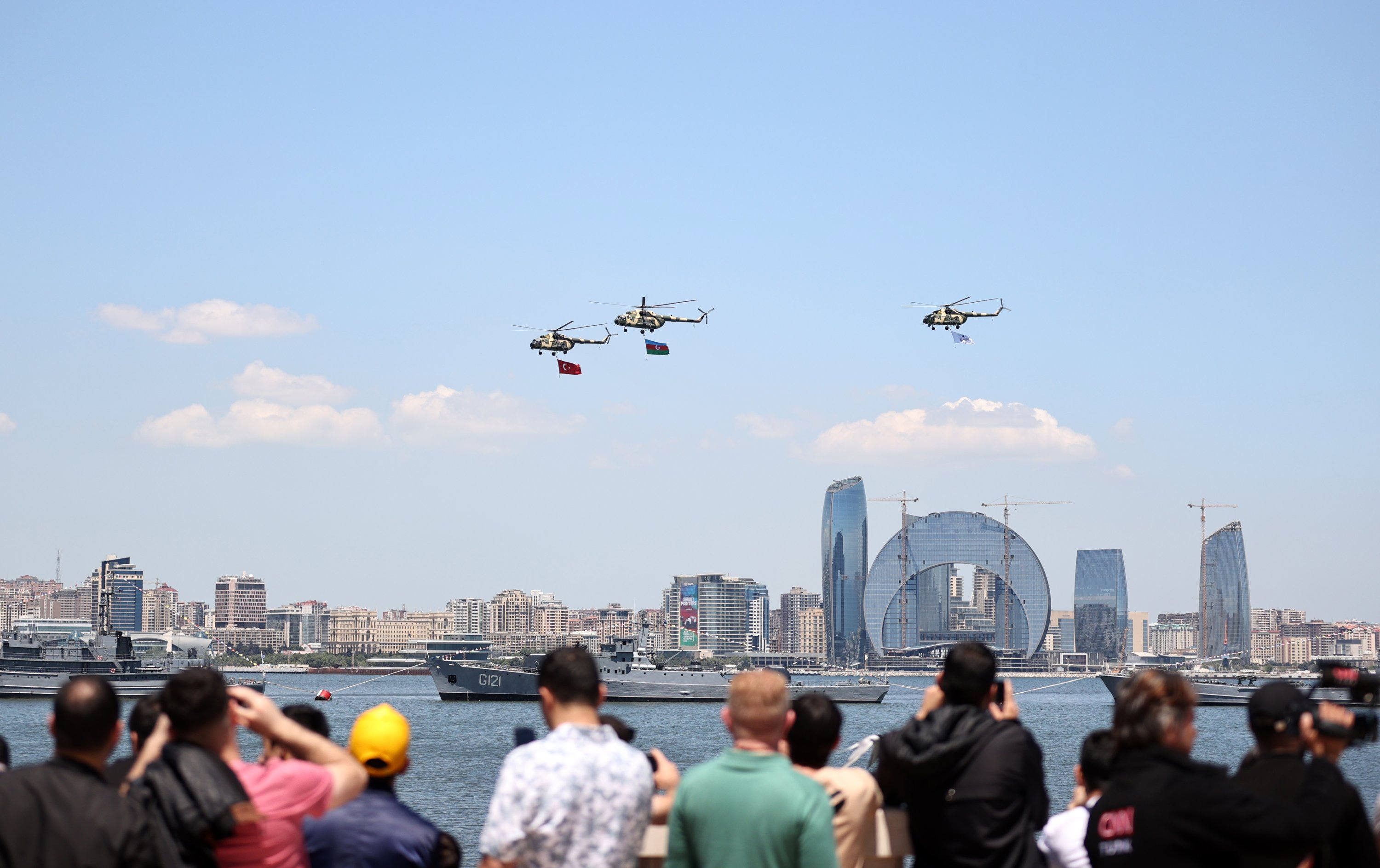 Helikopter dengan bendera nasional Turki dan Azerbaijan terbang di atas Baku sebagai bagian dari Teknofest, acara kedirgantaraan dan teknologi terbesar Turki, Azerbaijan, 26 Mei 2022. (AA Photo)