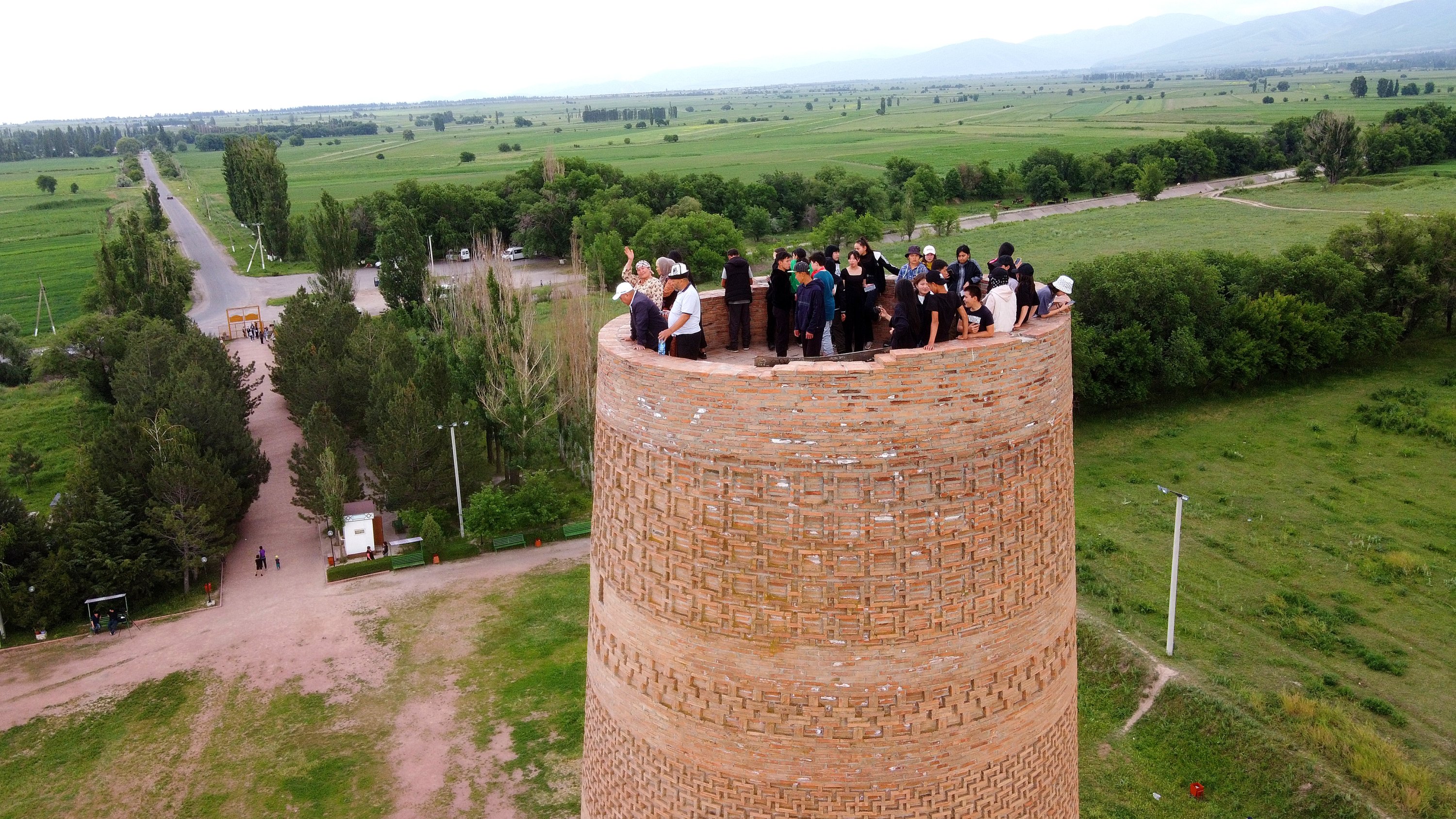 Menara Burana berbentuk bulat di Kyrgyzstan sering dikunjungi wisatawan lokal dan asing karena sejarah dan arsitekturnya, Bishkek, Kirgistan, 25 Mei 2022. (AA Photo)