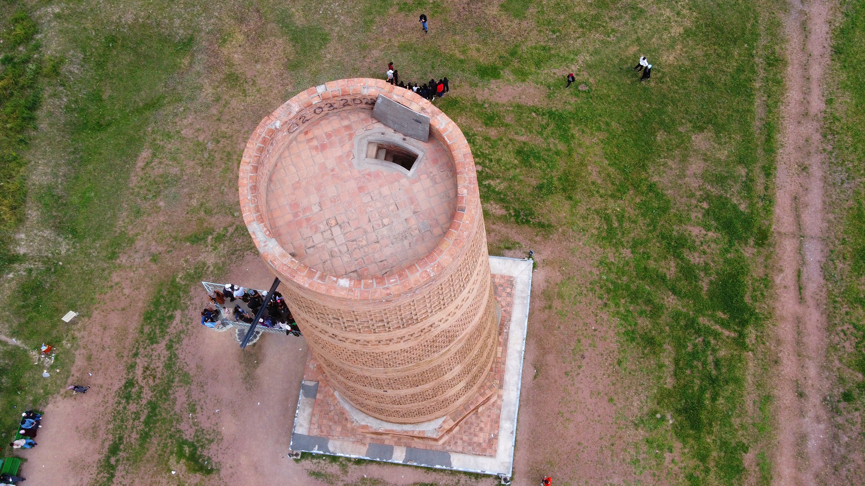 Menara Burana berbentuk bulat di Kyrgyzstan sering dikunjungi wisatawan lokal dan asing karena sejarah dan arsitekturnya, Bishkek, Kirgistan, 25 Mei 2022. (AA Photo)