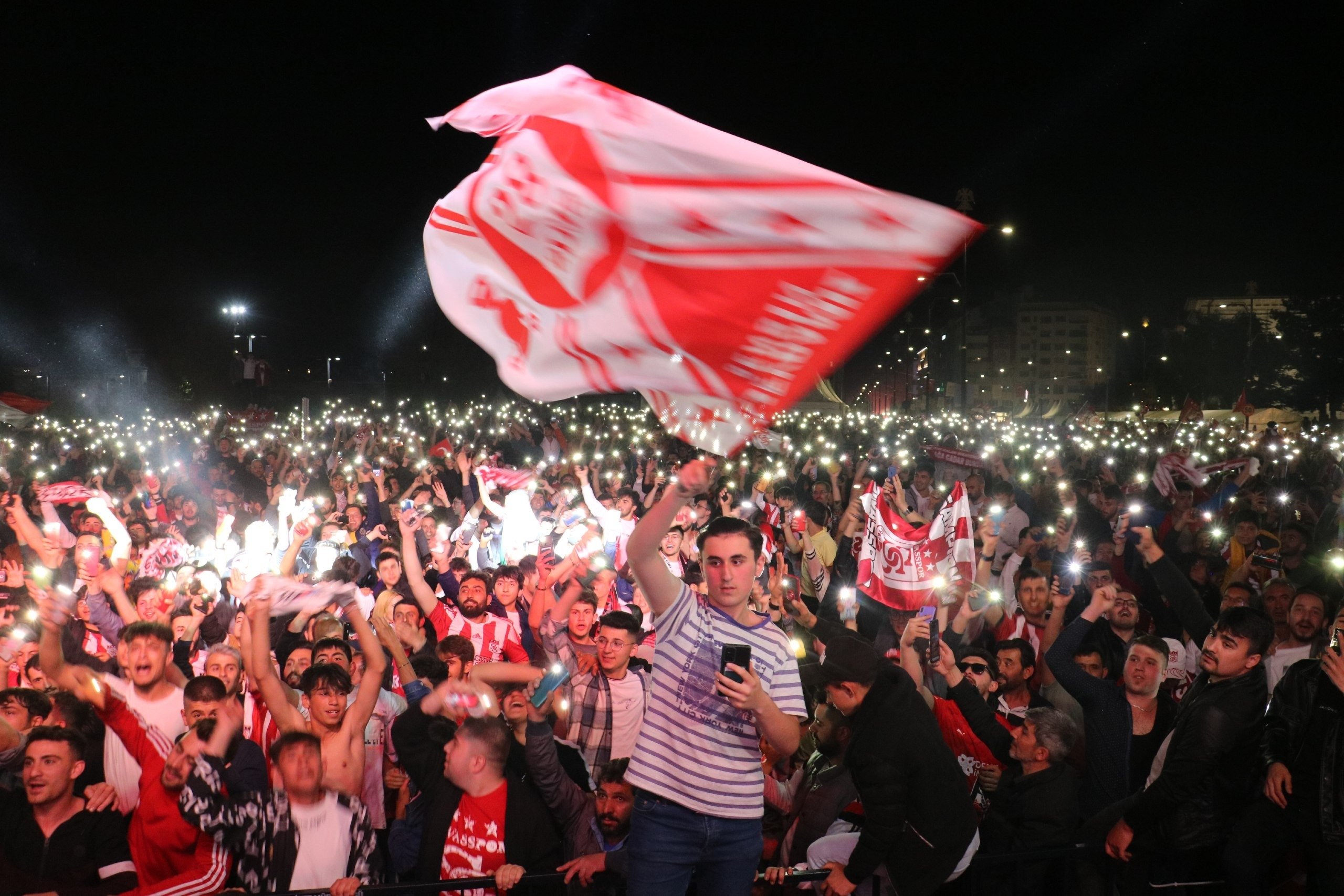 Fans Sivasspor merayakan kemenangan mereka di final Piala Turki melawan Kayserispor di Sivas, Turki tengah, pada 26 Mei 2022. (Foto IHA)