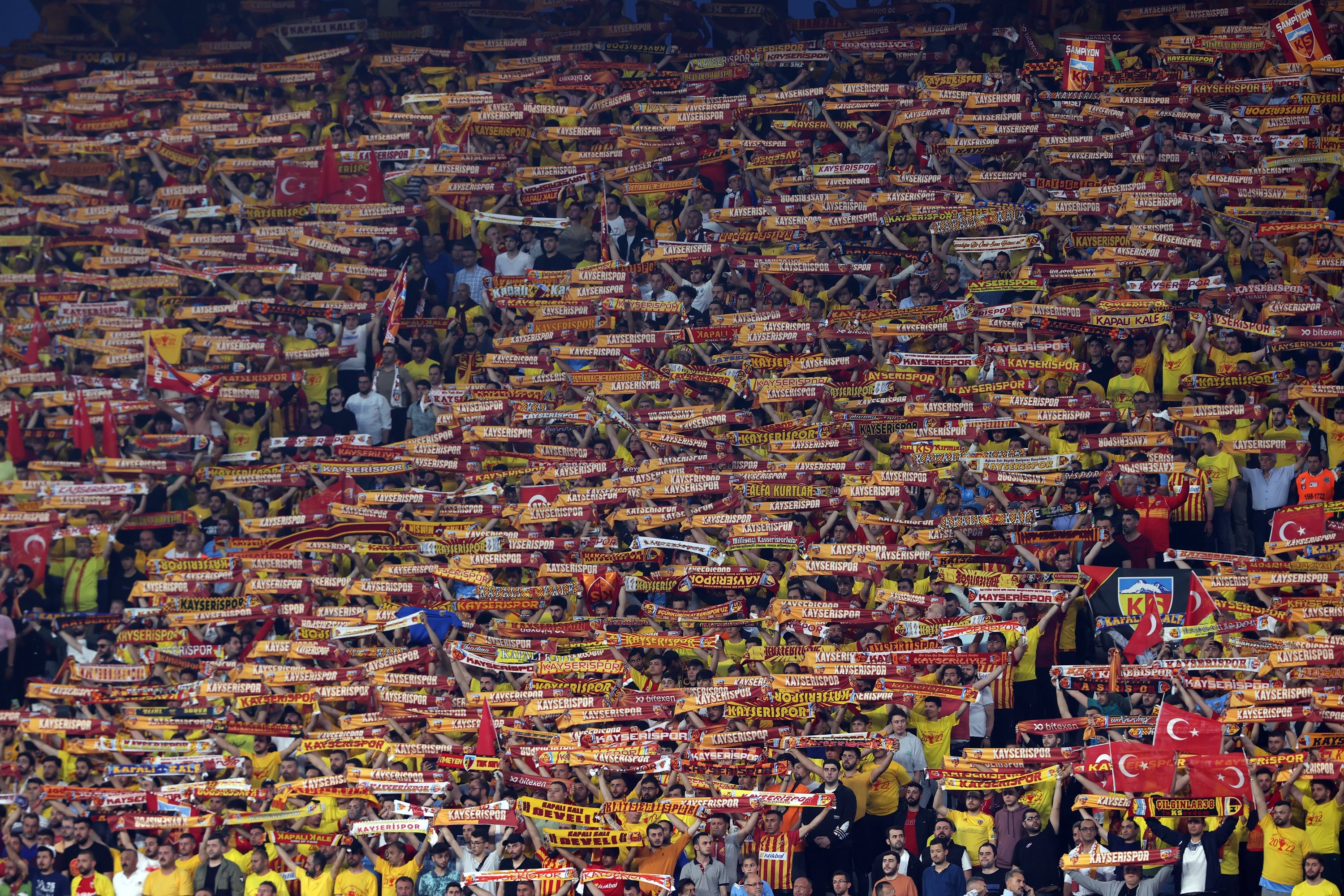 Fan Kayserispor mendukung tim mereka saat final Piala Turki melawan Sivasspor di Stadion Olimpiade Atatürk di Istanbul, pada 26 Mei 2022. (AA Photo)