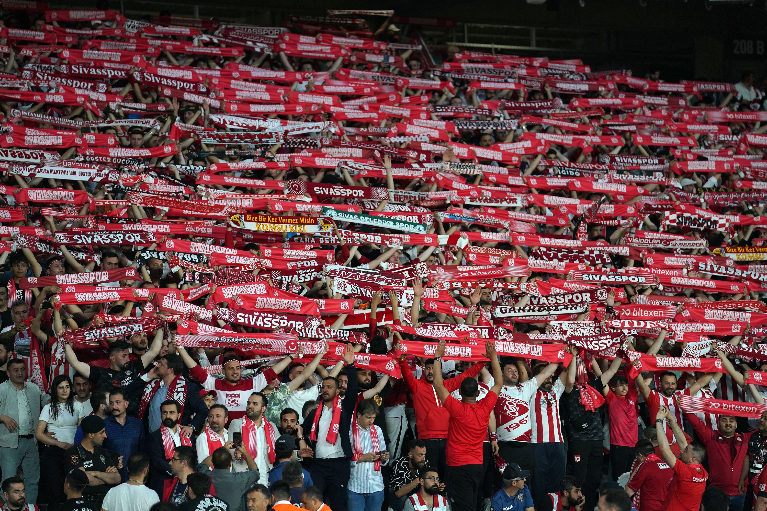 Penggemar Sivasspor mendukung tim mereka saat final Piala Turki melawan Kayserispor di Stadion Olimpiade Atatürk di Istanbul, pada 26 Mei 2022. (Foto IHA)