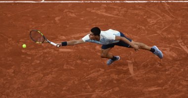 Spain&#039;s Carlos Alcaraz returns the ball to compatriot Albert Ramos-Vinolas during their French Open tie, Paris, France, May 25, 2022. (AFP Photo)