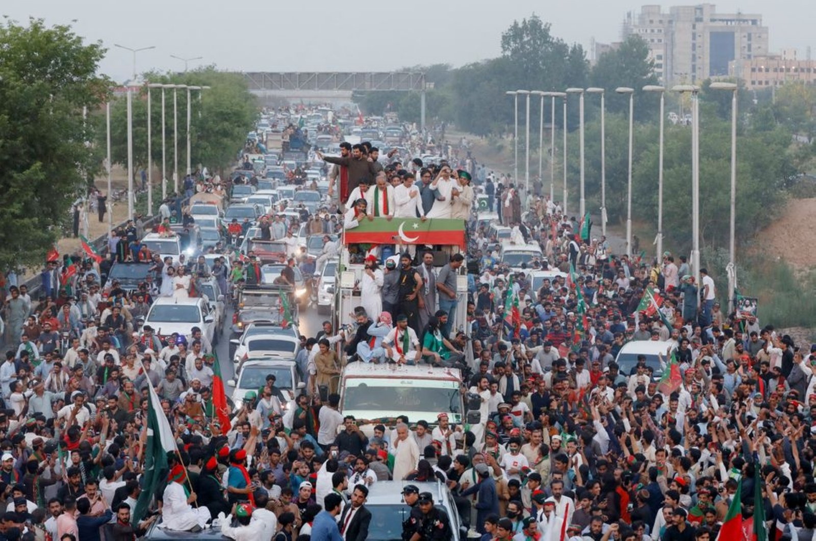 PM Pakistan terguling Khan membatalkan pawai protes setelah bentrokan
